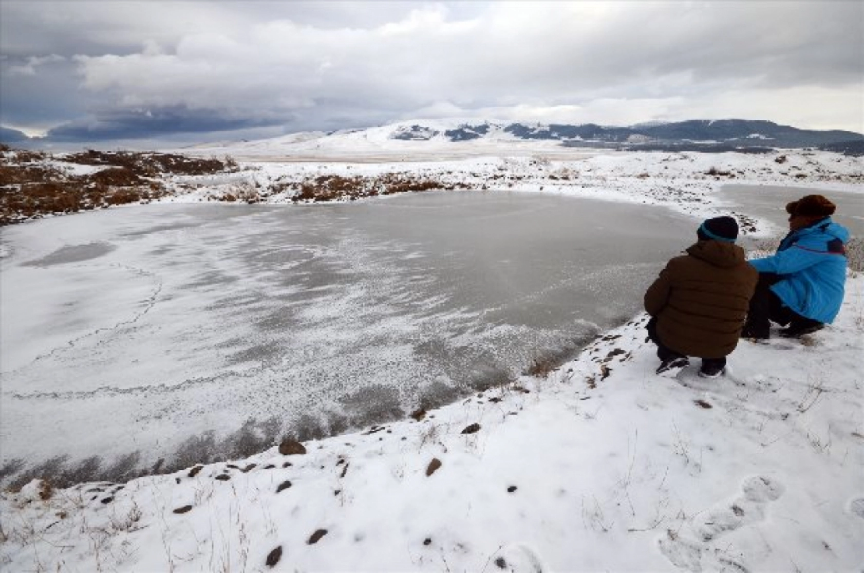 Doğu Anadolu'da göletler dondu, ev, iş yeri ve araçların camları buz tuttu
