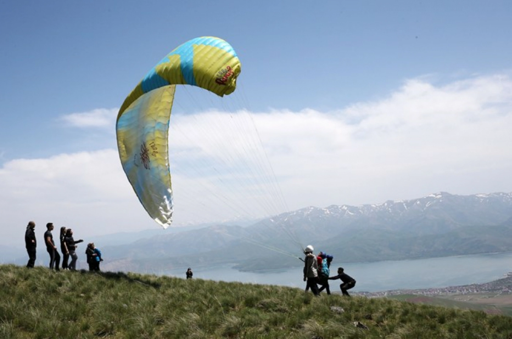 Bitlis'teki Nemrut Dağı, yamaç paraşütü tutkunlarının gözdesi oldu