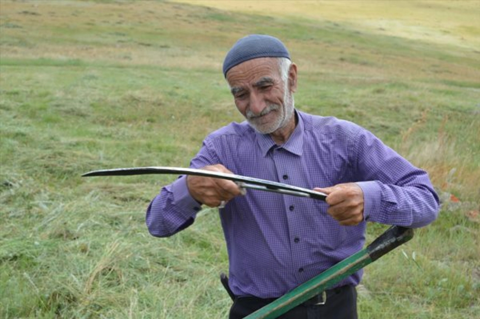 Güneş Altında Zorlu Ot Biçme Mesaisi Sürüyor