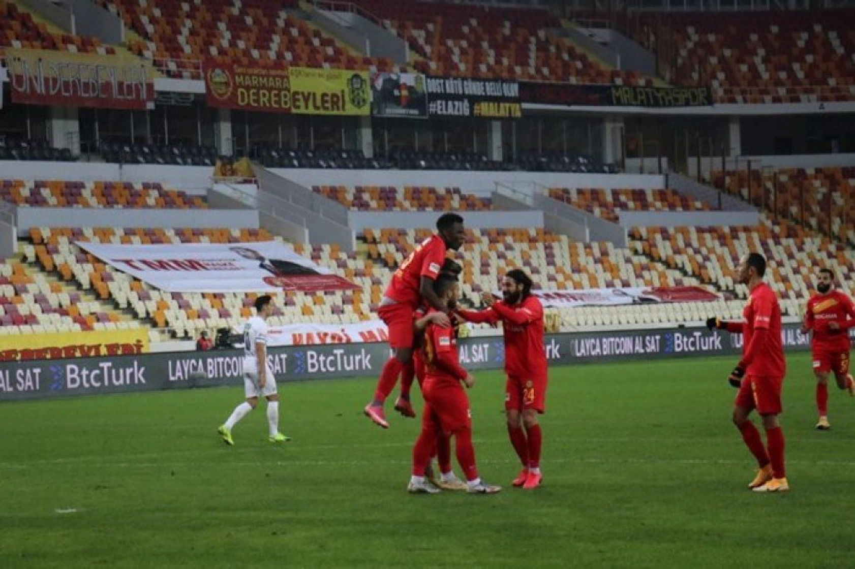 Yeni Malatyaspor Kasımpaşa Karşılaşmasından Kareler