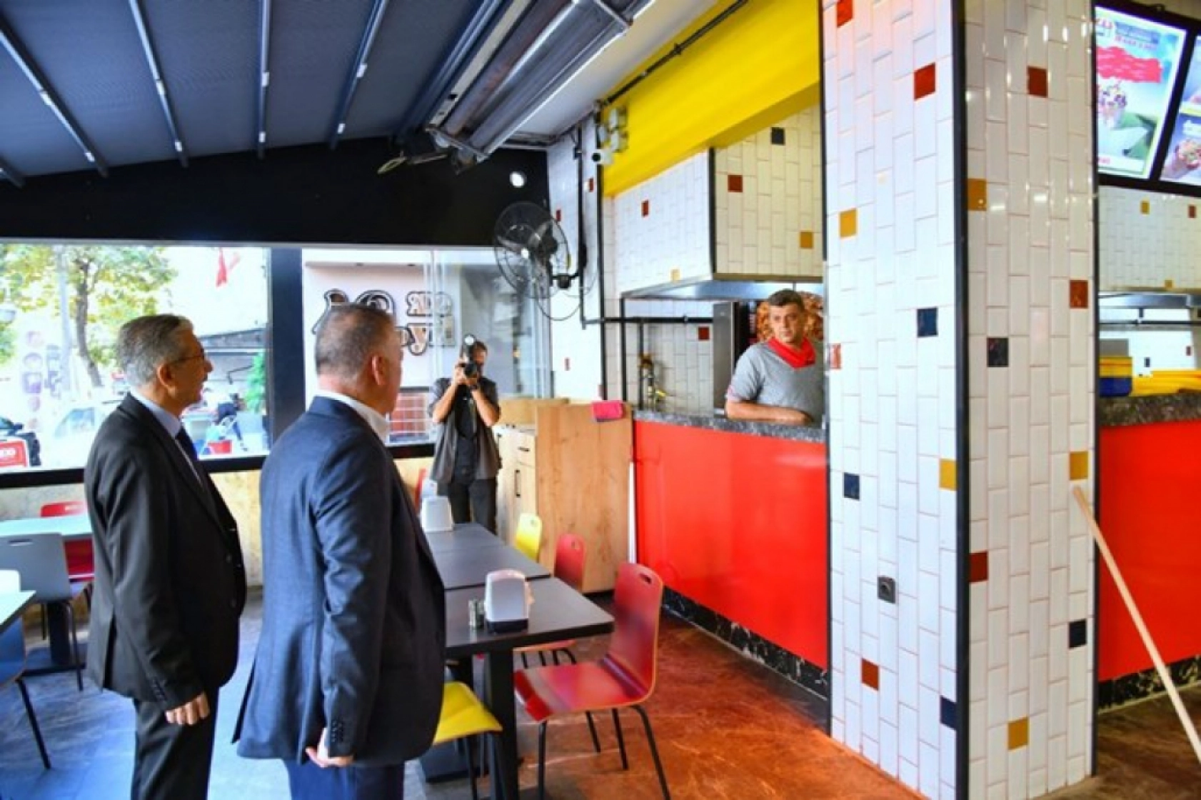 Vali Ersin Yazıcı, Şehit Hamit Fendoğlu Cadde Esnafını ziyaret etti.