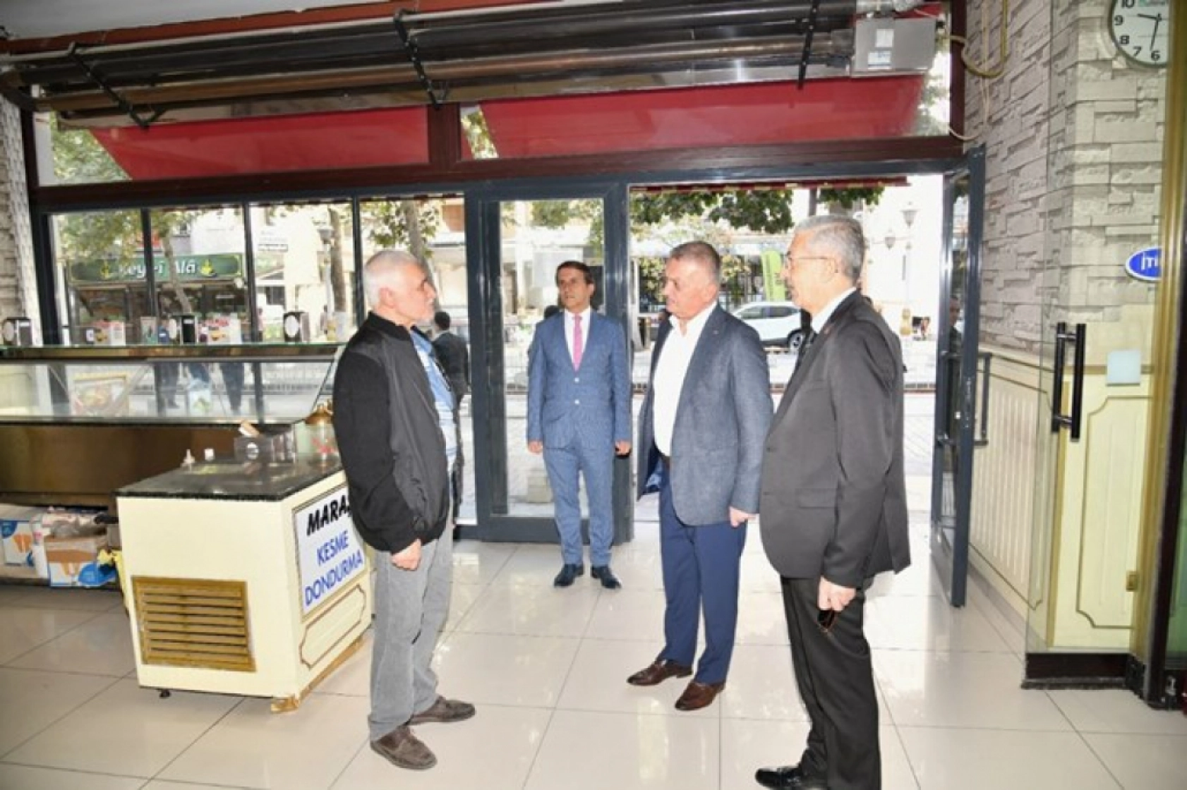 Vali Ersin Yazıcı, Şehit Hamit Fendoğlu Cadde Esnafını ziyaret etti.