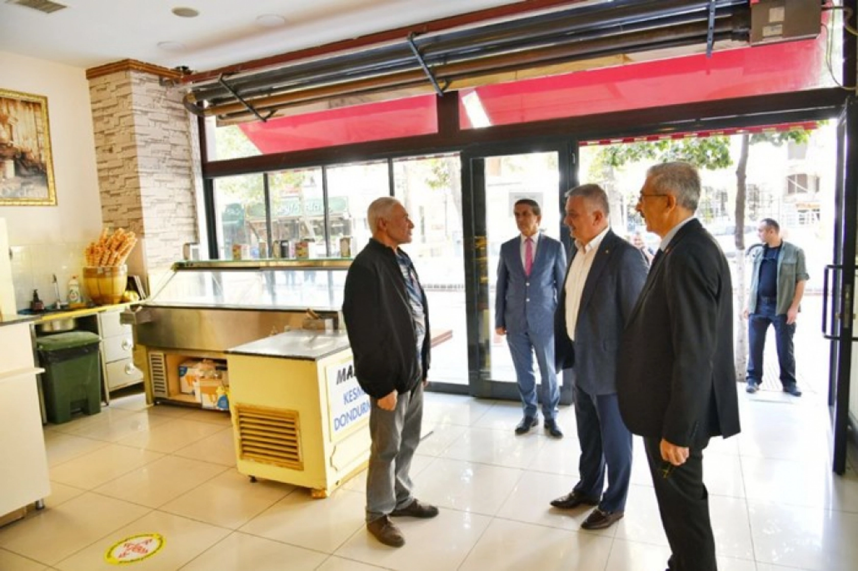 Vali Ersin Yazıcı, Şehit Hamit Fendoğlu Cadde Esnafını ziyaret etti.