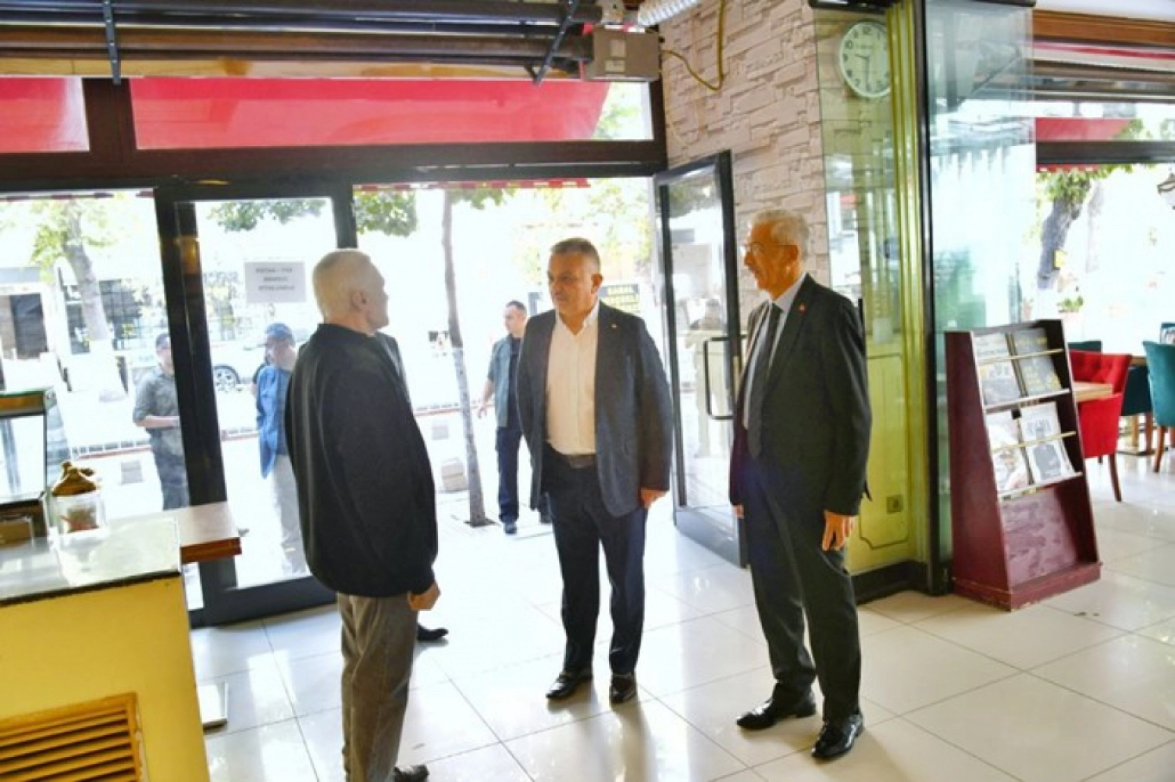 Vali Ersin Yazıcı, Şehit Hamit Fendoğlu Cadde Esnafını ziyaret etti.