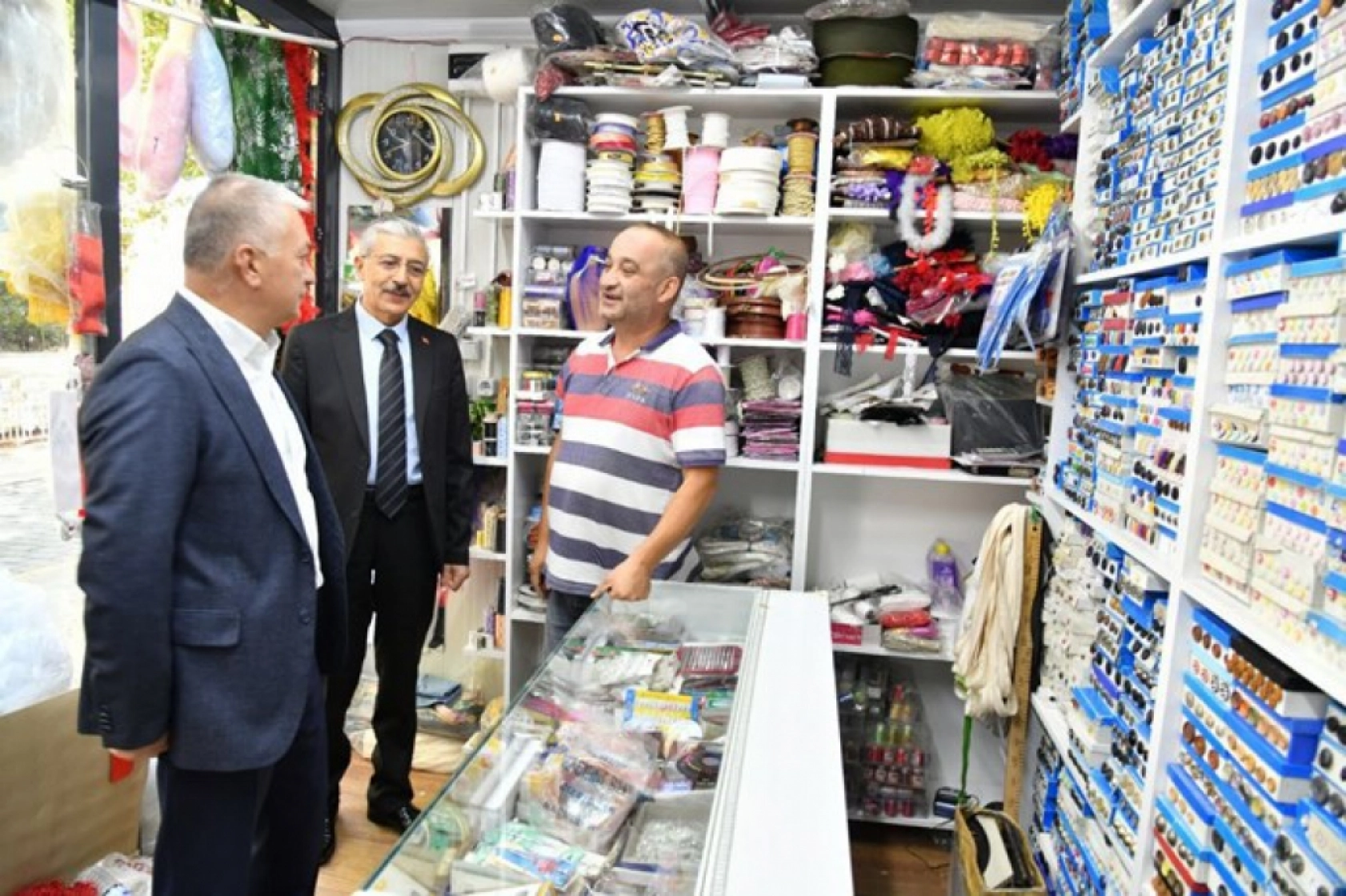 Vali Ersin Yazıcı, Şehit Hamit Fendoğlu Cadde Esnafını ziyaret etti.