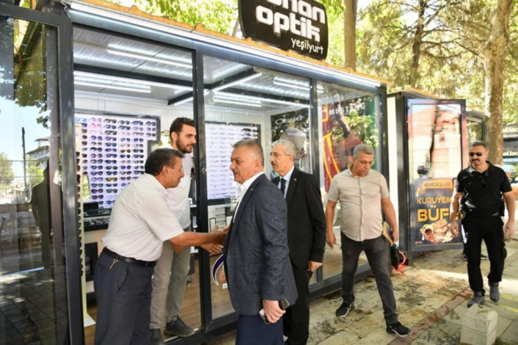 Vali Ersin Yazıcı, Şehit Hamit Fendoğlu Cadde Esnafını ziyaret etti.