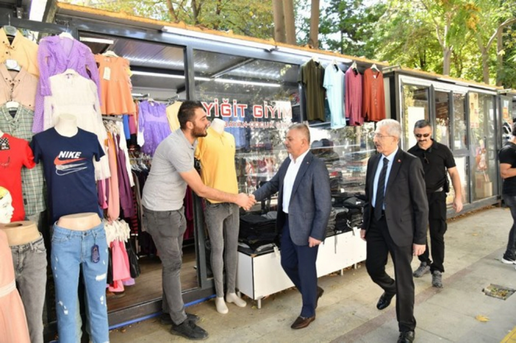 Vali Ersin Yazıcı, Şehit Hamit Fendoğlu Cadde Esnafını ziyaret etti.