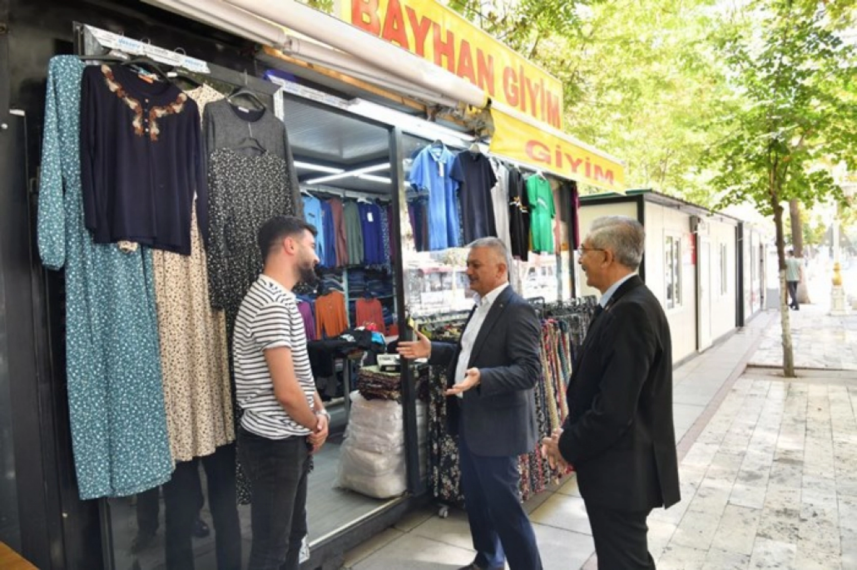 Vali Ersin Yazıcı, Şehit Hamit Fendoğlu Cadde Esnafını ziyaret etti.