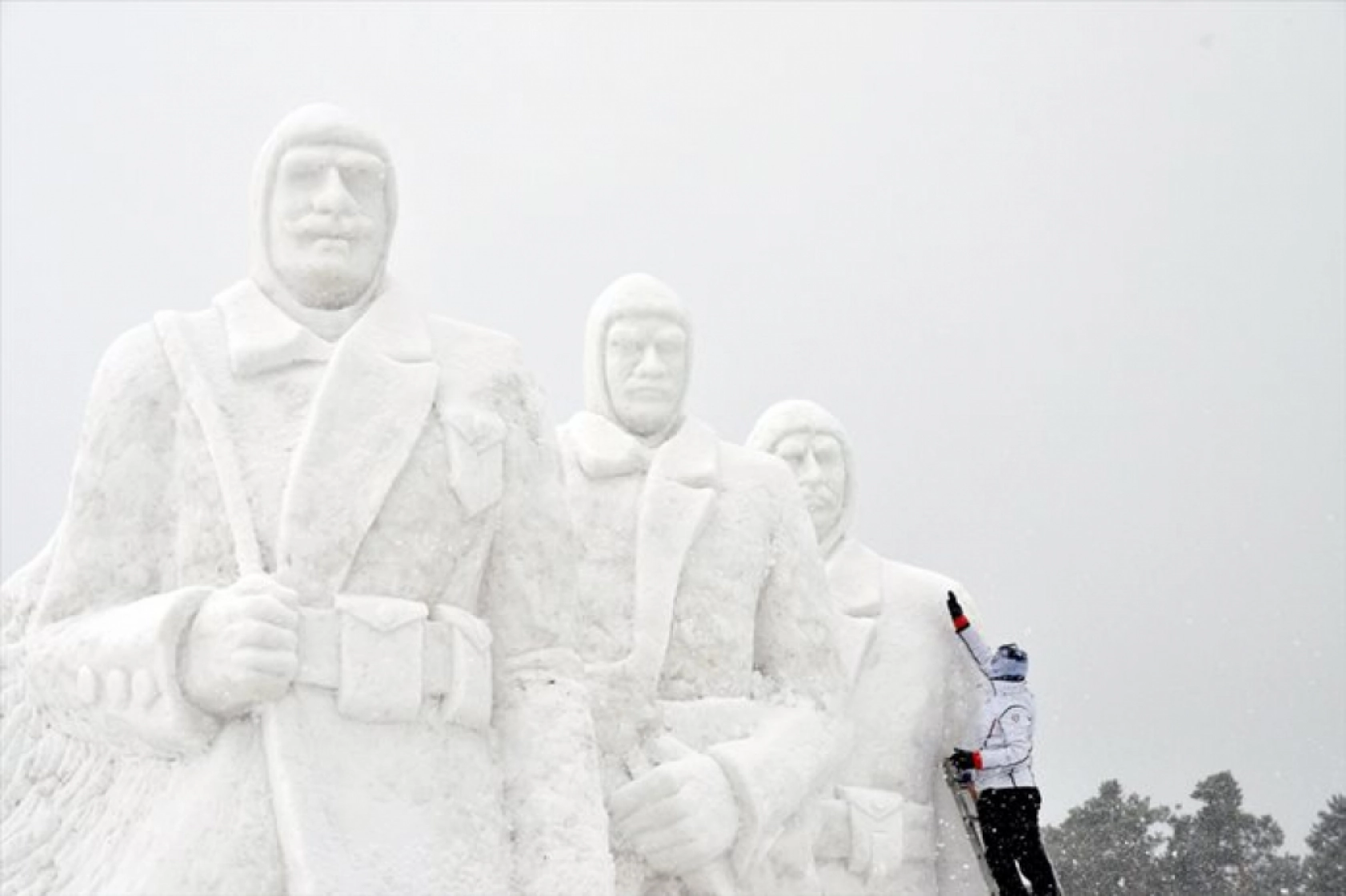 Sarıkamış şehitlerinin kardan heykelleri tamamlandı