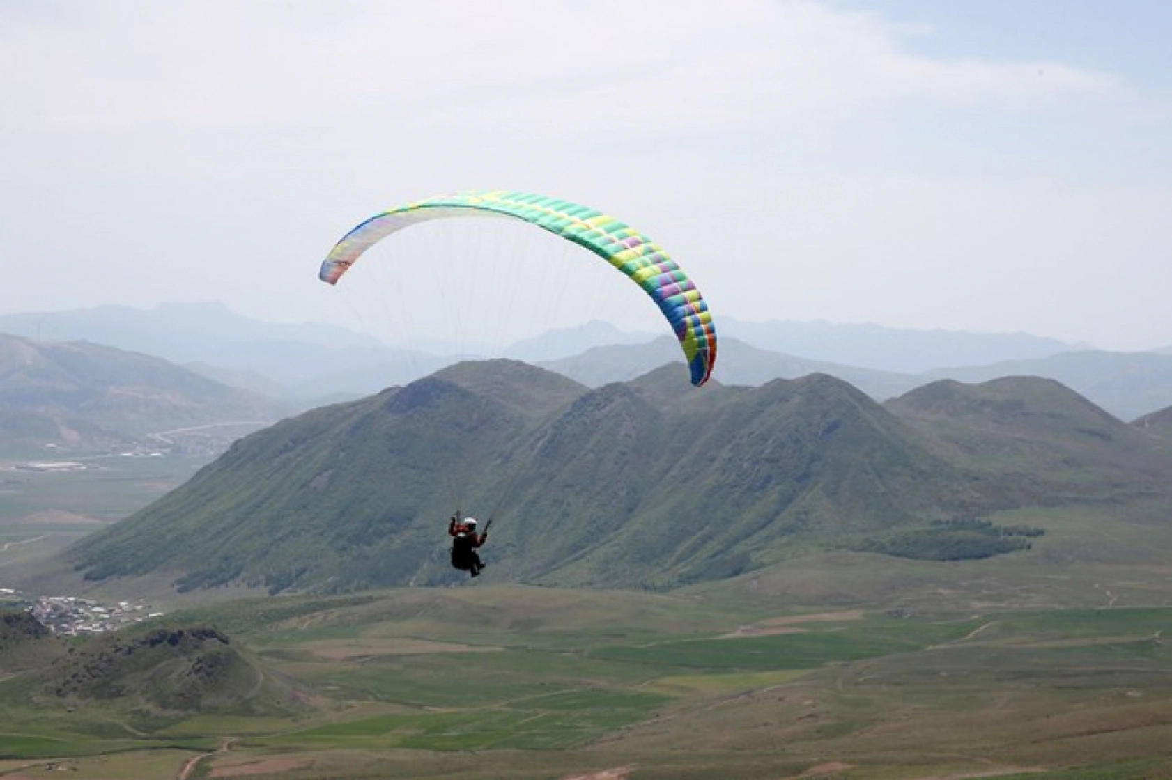 Bitlis'teki Nemrut Dağı, yamaç paraşütü tutkunlarının gözdesi oldu