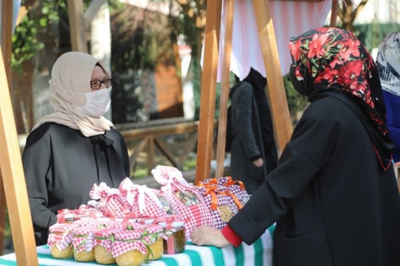 İlk Hanımeli Pazarı Gazi Parkı'nda Açıldı