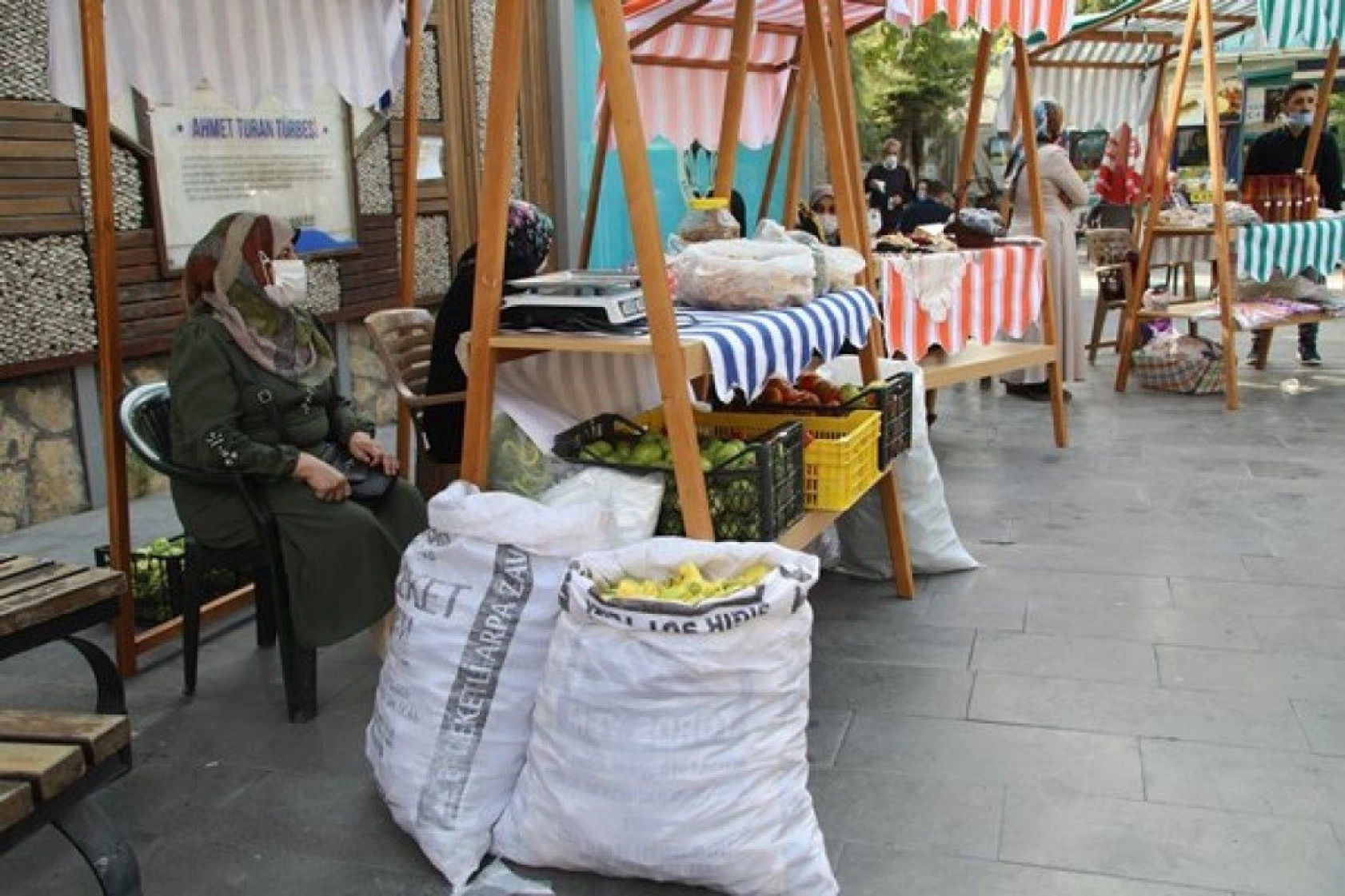 İlk Hanımeli Pazarı Gazi Parkı'nda Açıldı