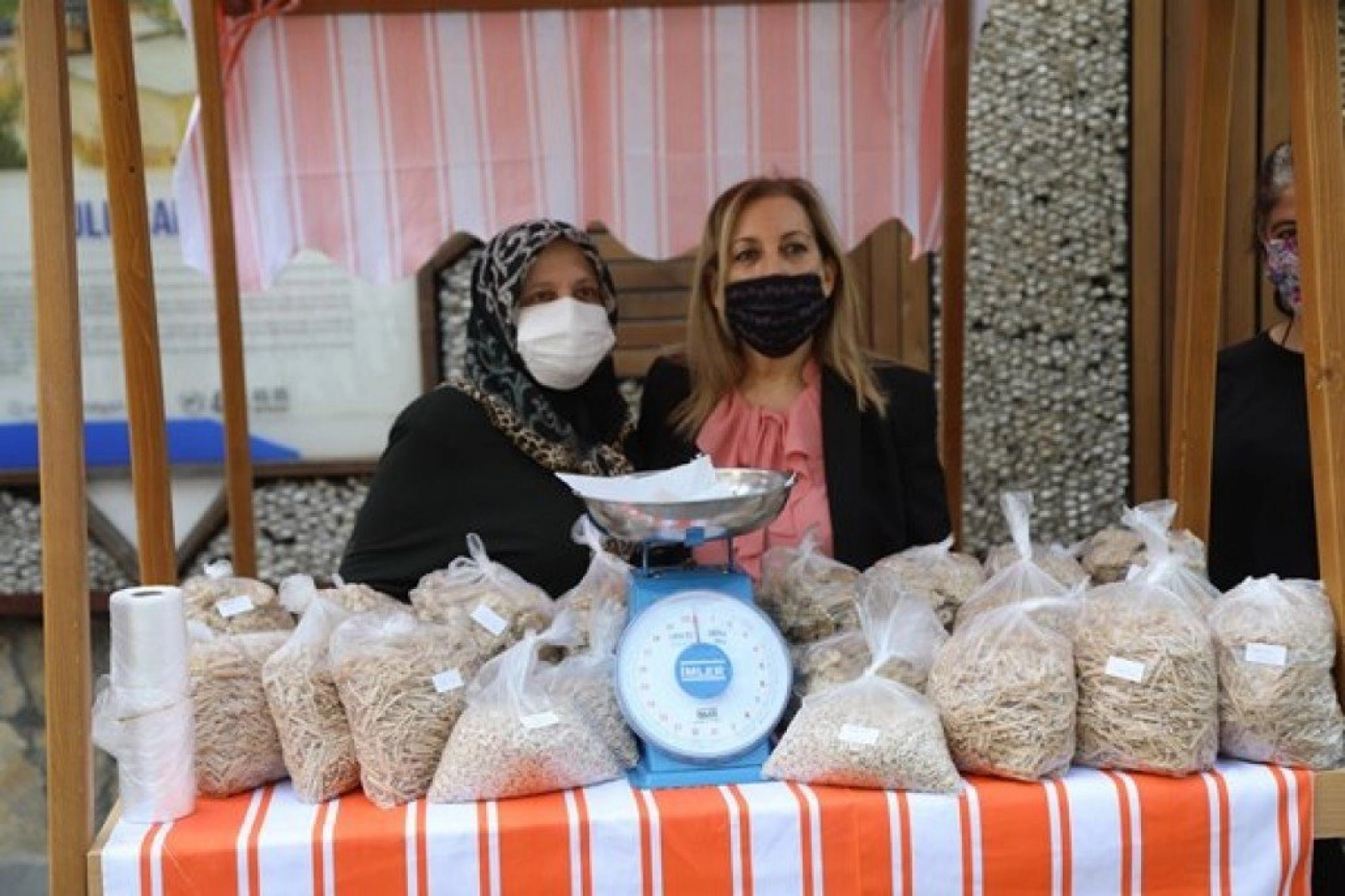 İlk Hanımeli Pazarı Gazi Parkı'nda Açıldı