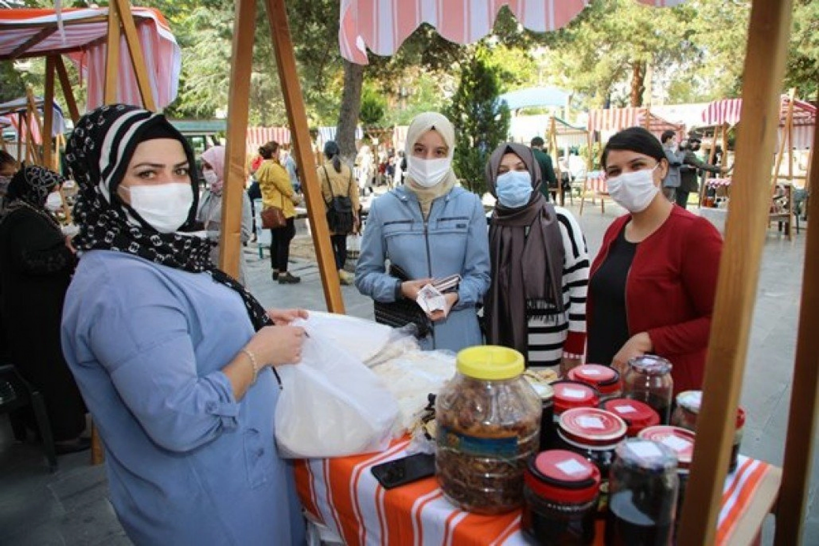 İlk Hanımeli Pazarı Gazi Parkı'nda Açıldı