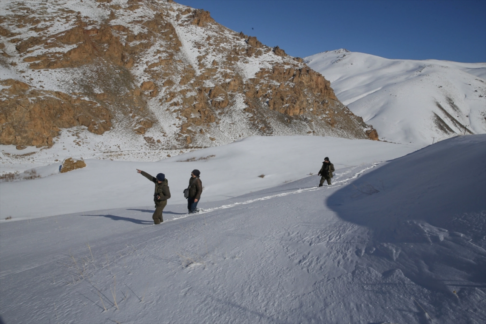 'Doğanın bekçileri' karlı dağlarda yaban hayatını korumaya çalışıyor