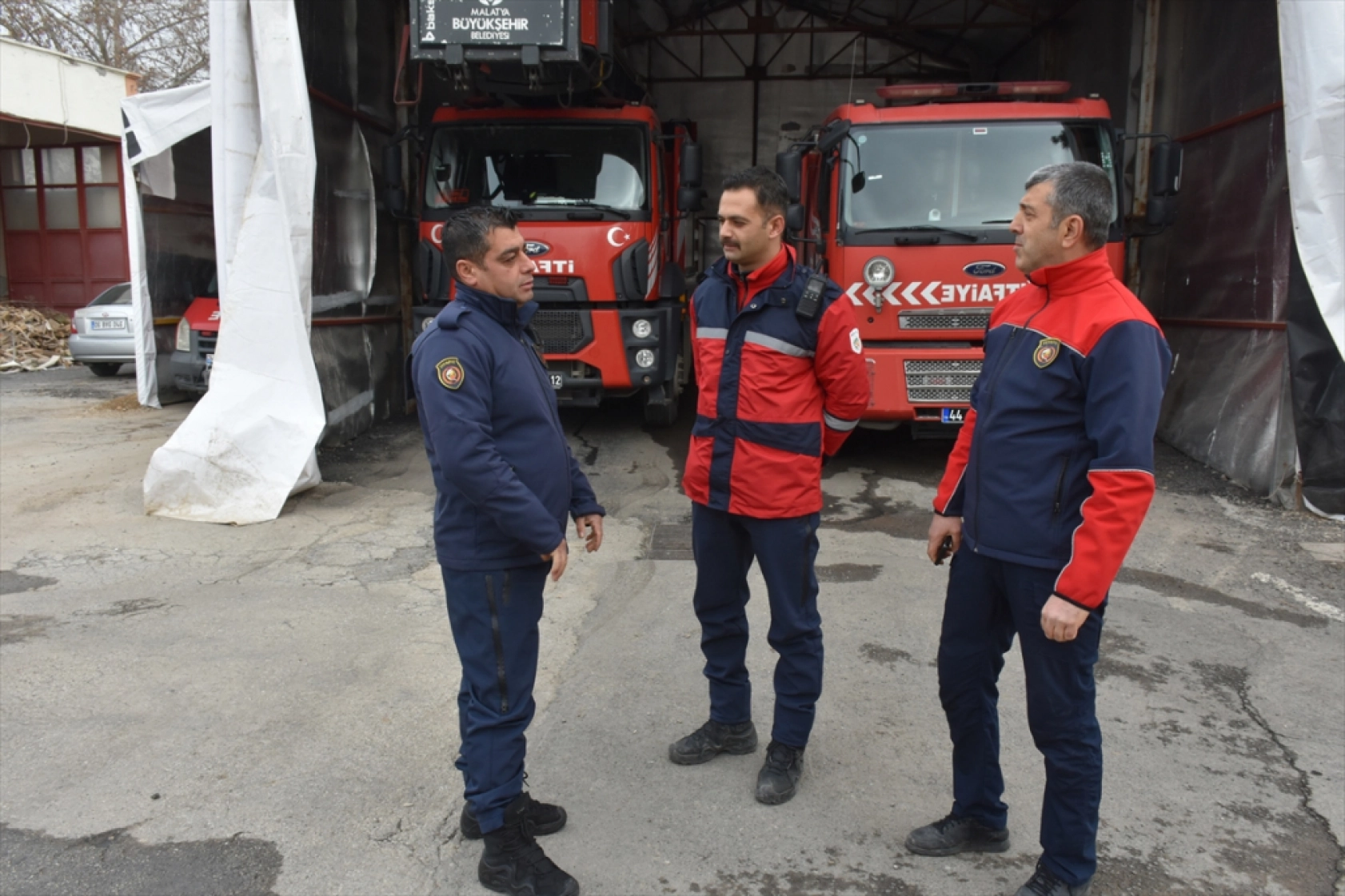 Depremde yüzlerce kişiyi enkazdan çıkaran Malatya İtfaiyesi konteynerde görevlerini sürdürüyor