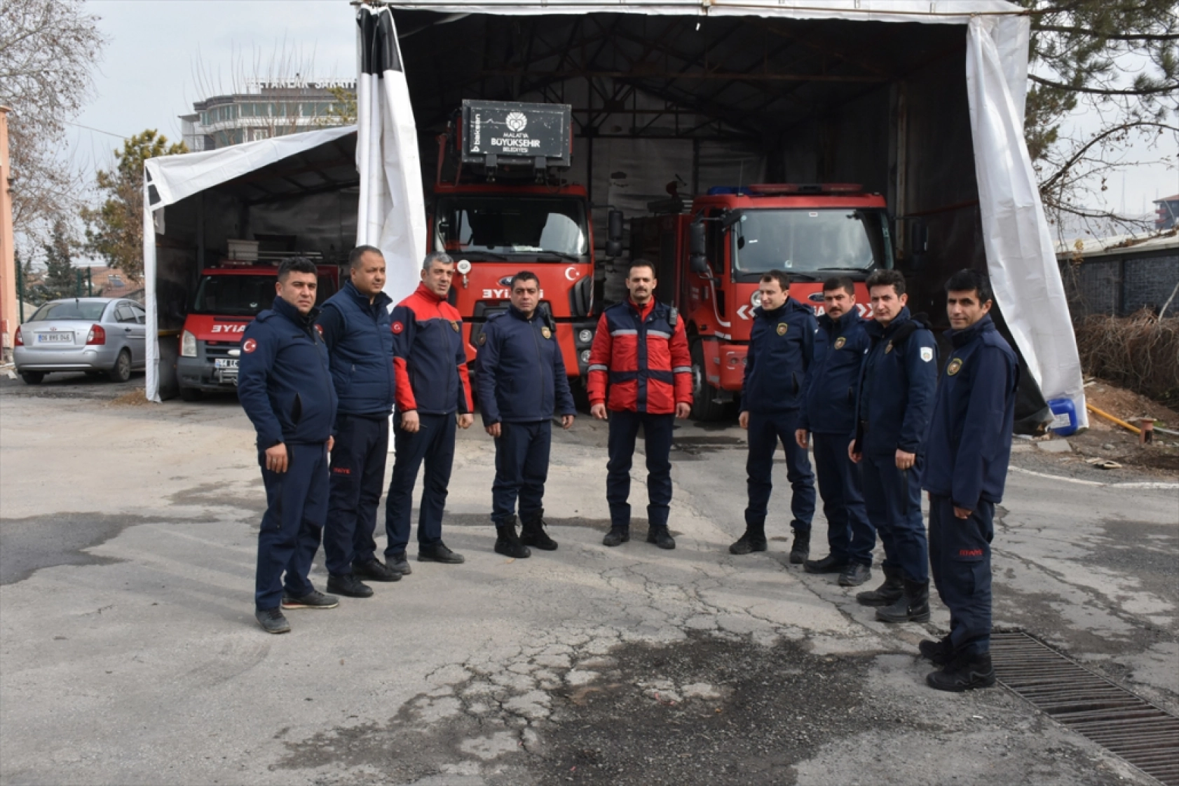 Depremde yüzlerce kişiyi enkazdan çıkaran Malatya İtfaiyesi konteynerde görevlerini sürdürüyor