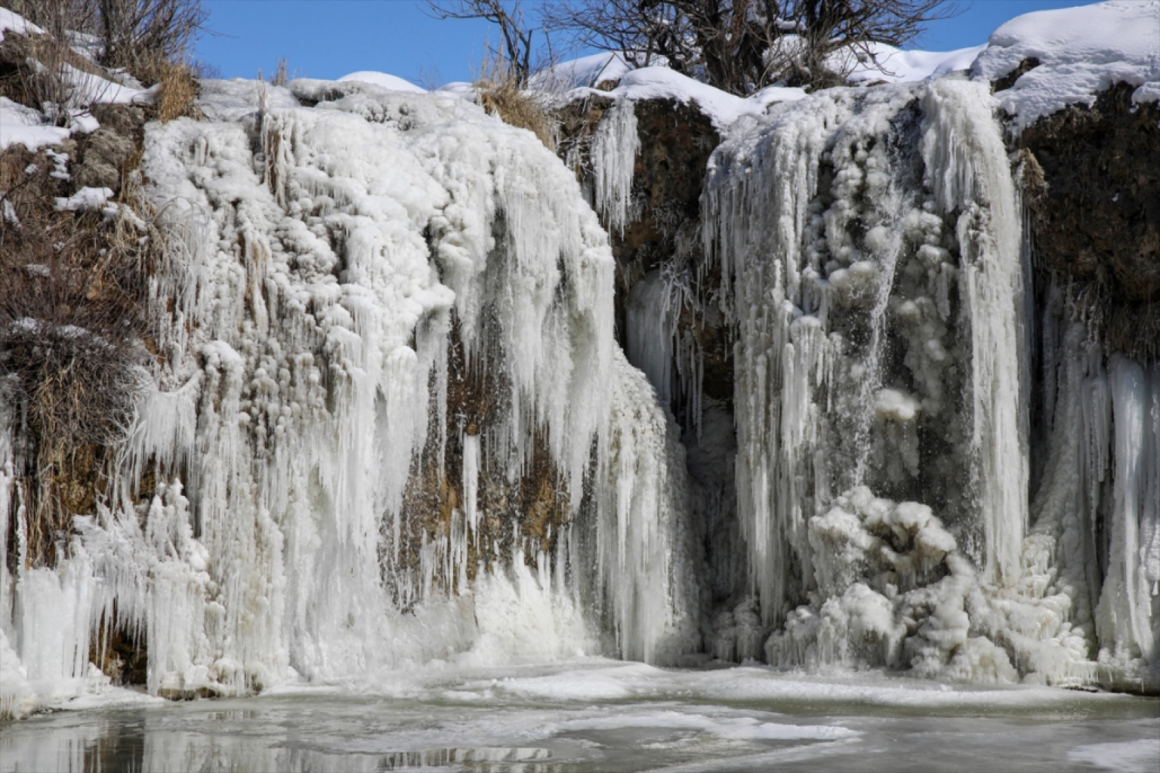 Van'daki Muradiye Şelalesi kısmen dondu