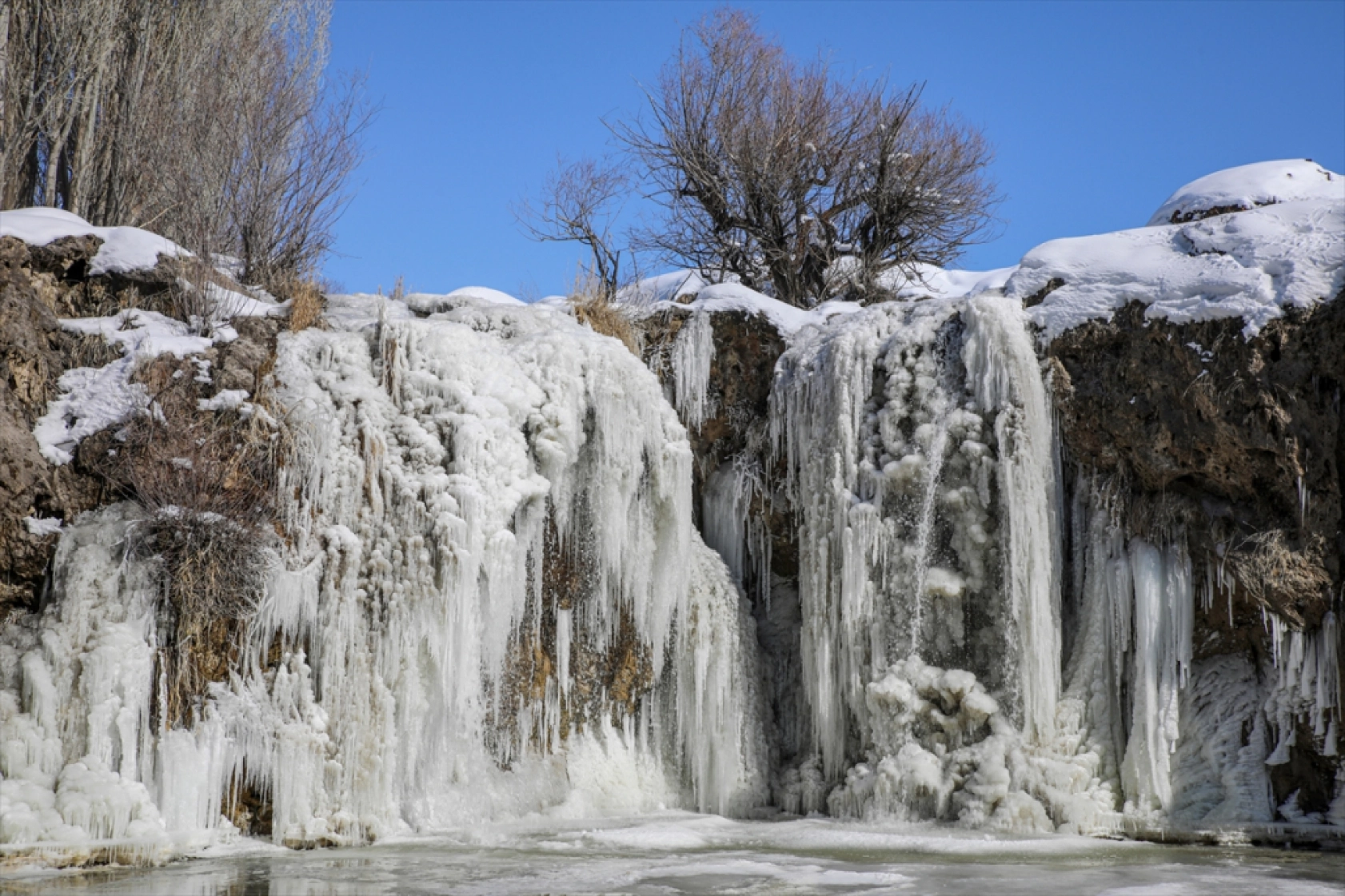 Van'daki Muradiye Şelalesi kısmen dondu