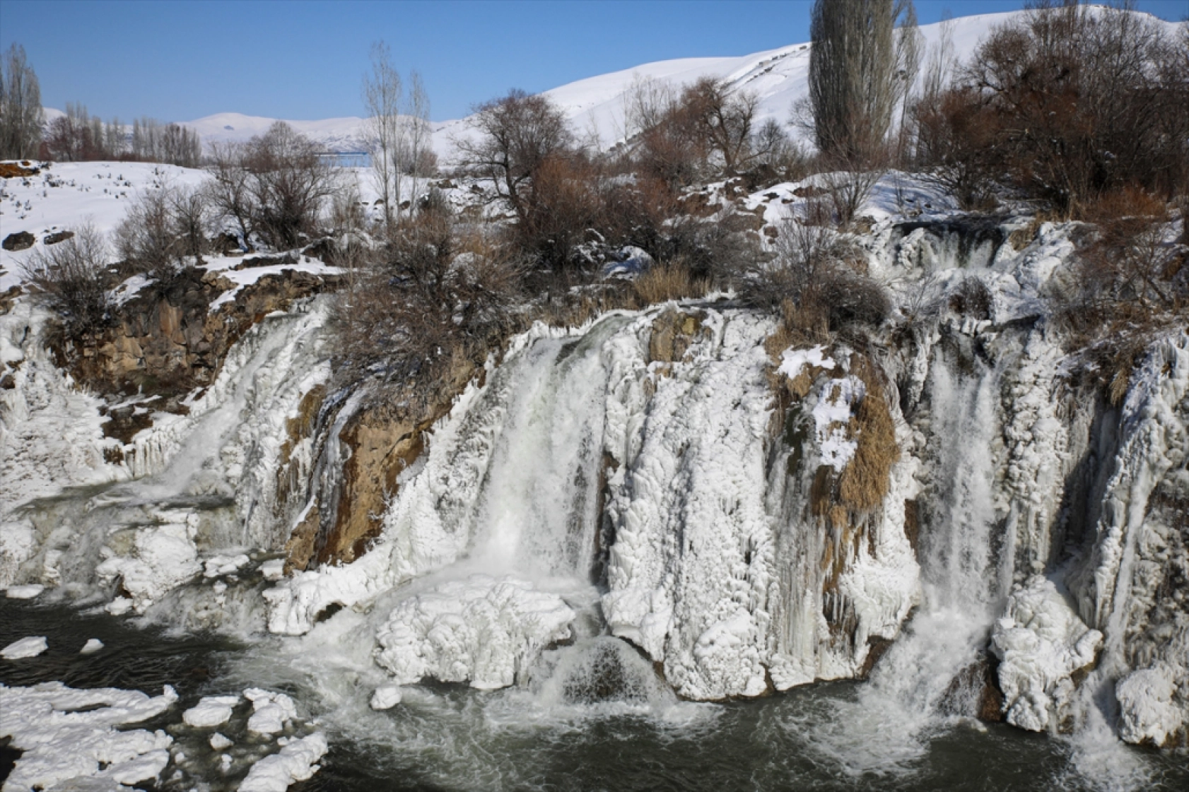 Van'daki Muradiye Şelalesi kısmen dondu
