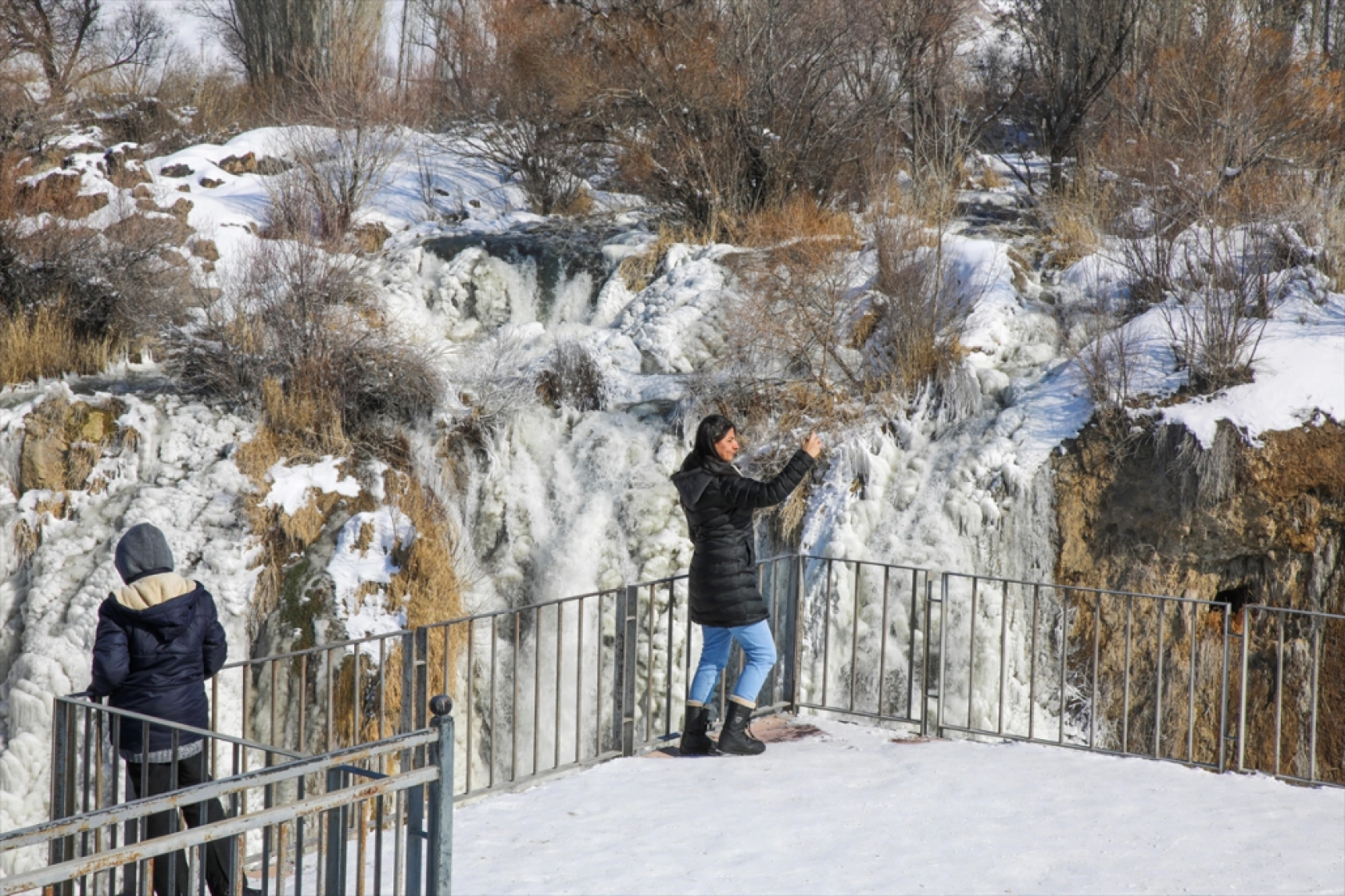 Van'daki Muradiye Şelalesi kısmen dondu
