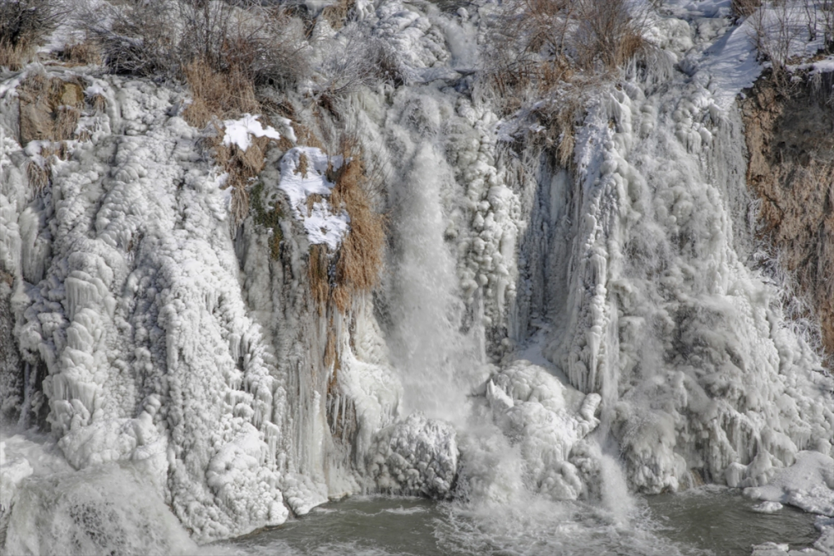 Van'daki Muradiye Şelalesi kısmen dondu