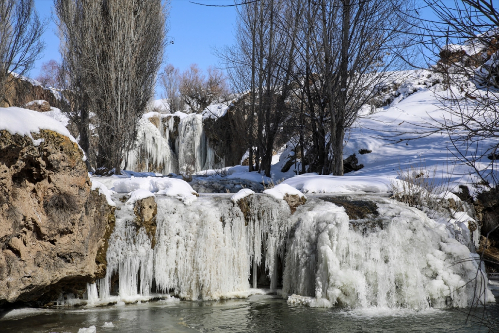 Van'daki Muradiye Şelalesi kısmen dondu