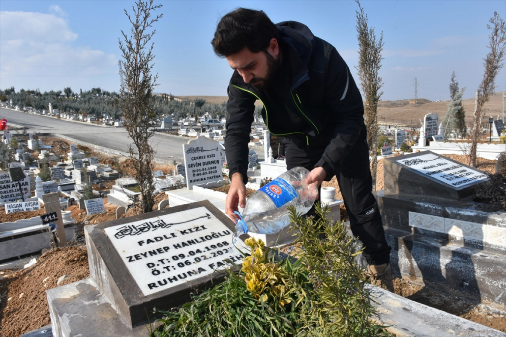 Enkaz altındaki ailesini cep telefonu sinyaliyle bulan Hanlıoğlu, yaşadıklarını unutamıyor