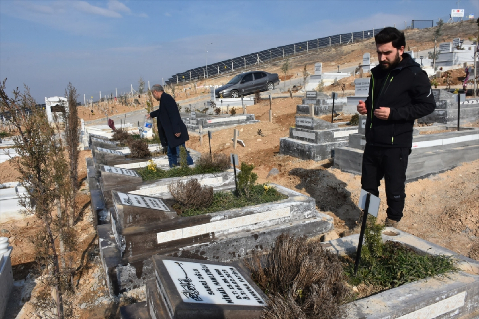 Enkaz altındaki ailesini cep telefonu sinyaliyle bulan Hanlıoğlu, yaşadıklarını unutamıyor