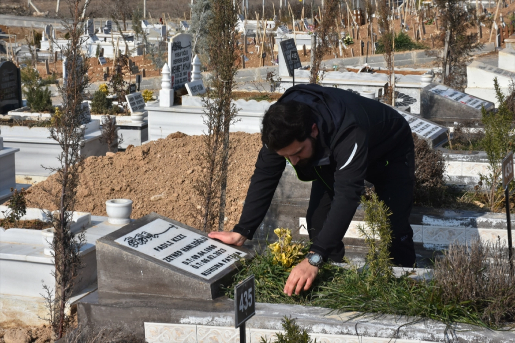 Enkaz altındaki ailesini cep telefonu sinyaliyle bulan Hanlıoğlu, yaşadıklarını unutamıyor