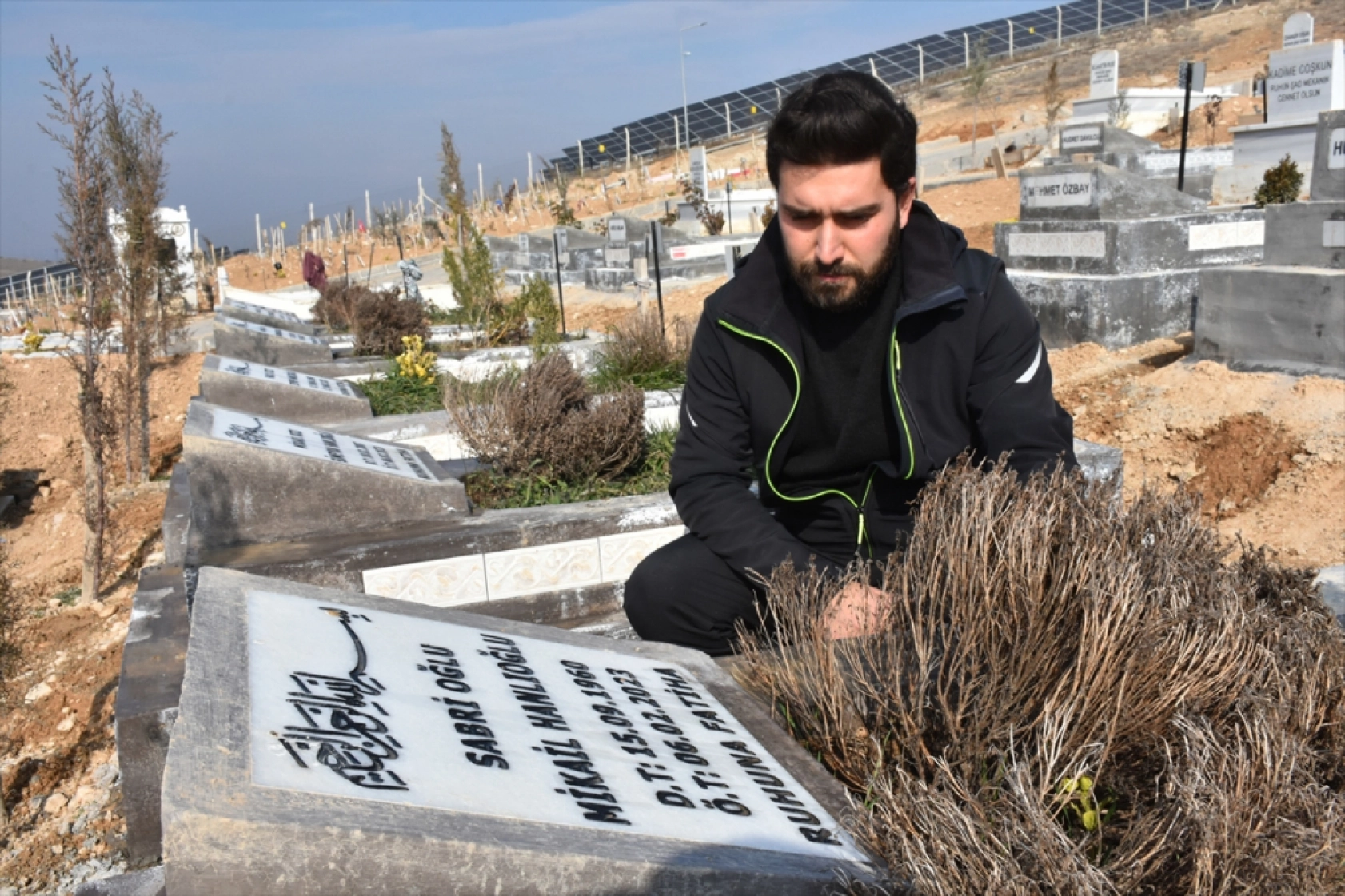 Enkaz altındaki ailesini cep telefonu sinyaliyle bulan Hanlıoğlu, yaşadıklarını unutamıyor