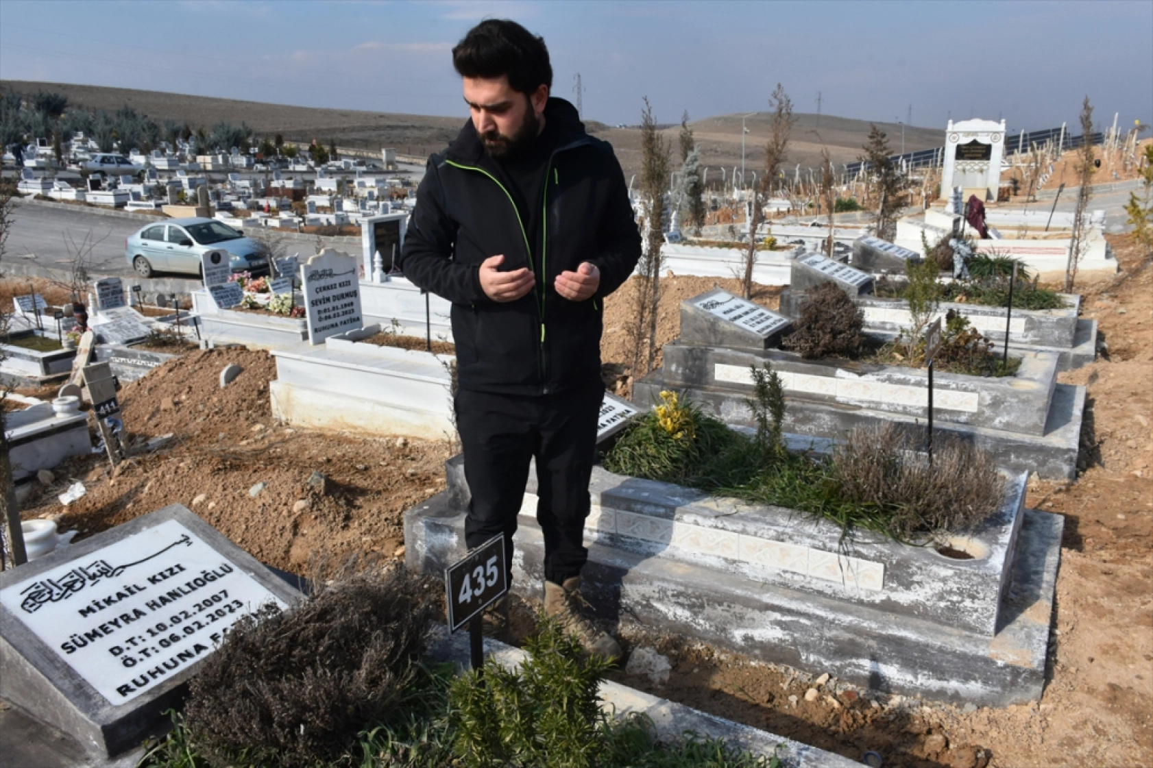 Enkaz altındaki ailesini cep telefonu sinyaliyle bulan Hanlıoğlu, yaşadıklarını unutamıyor