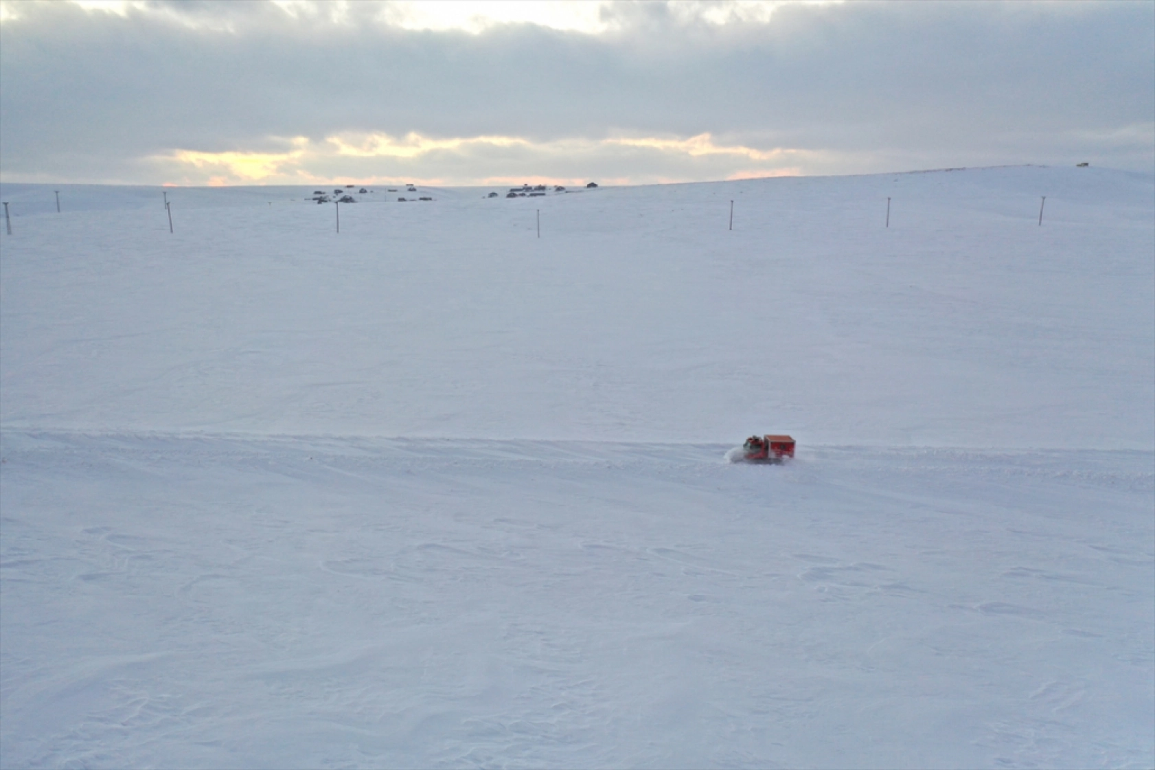 Ağrı'da kardan yolu kapanan mezrada rahatsızlanan kadın 6 saatlik çalışma sonucu hastaneye ulaştırıldı