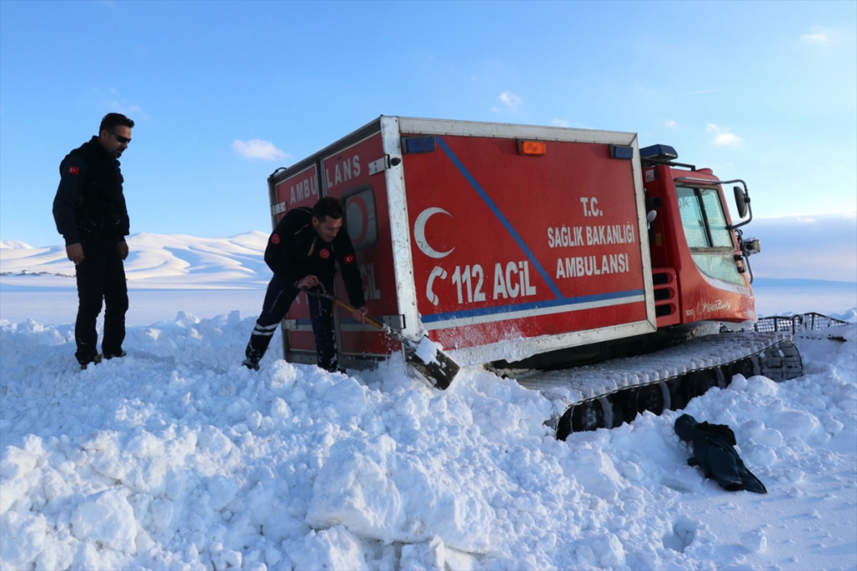 Ağrı'da kardan yolu kapanan mezrada rahatsızlanan kadın 6 saatlik çalışma sonucu hastaneye ulaştırıldı