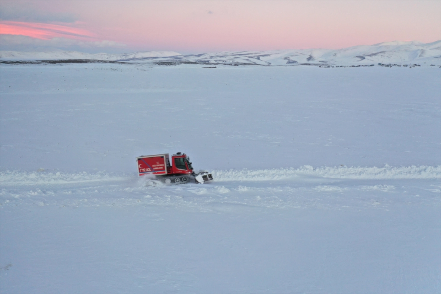 Ağrı'da kardan yolu kapanan mezrada rahatsızlanan kadın 6 saatlik çalışma sonucu hastaneye ulaştırıldı