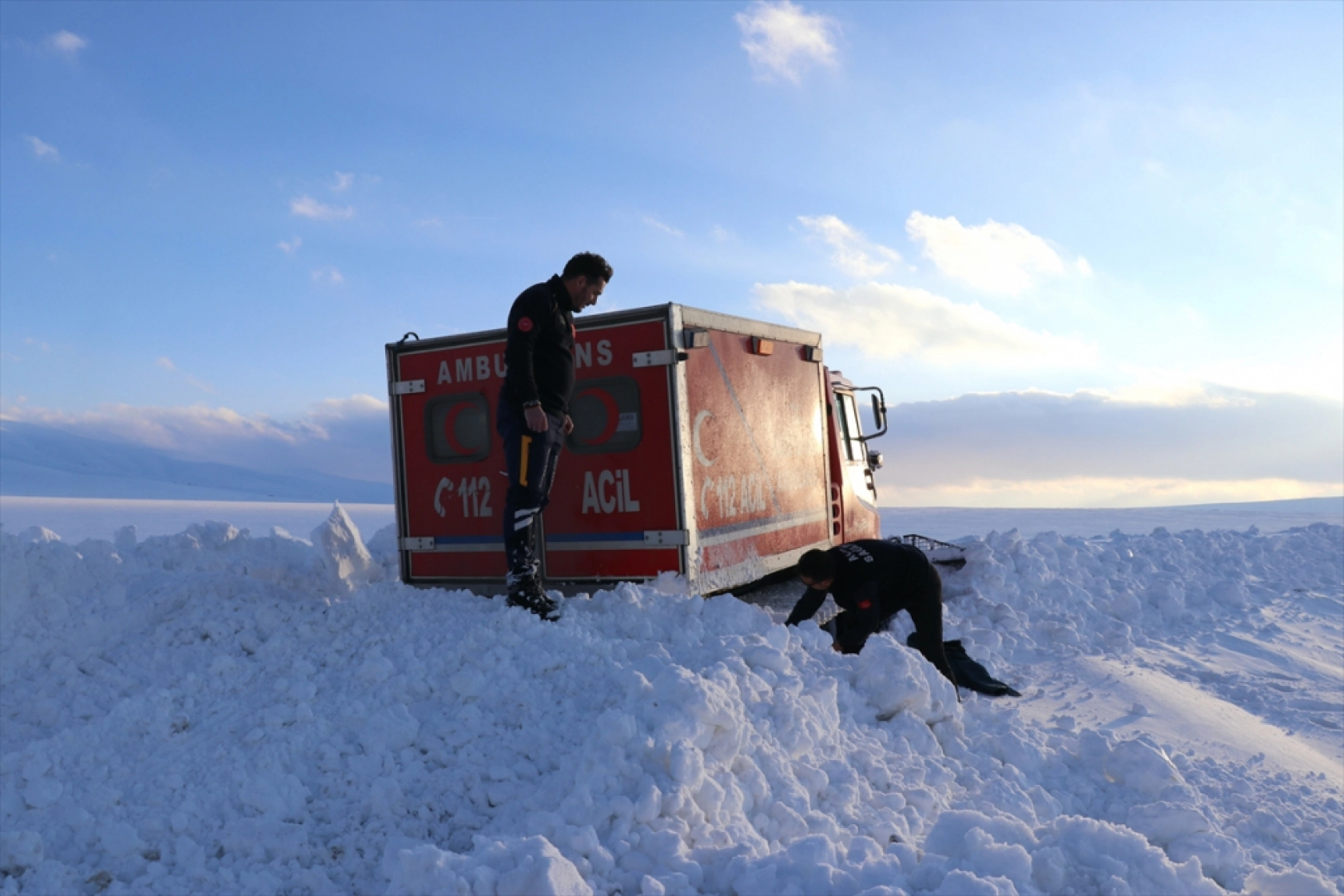 Ağrı'da kardan yolu kapanan mezrada rahatsızlanan kadın 6 saatlik çalışma sonucu hastaneye ulaştırıldı