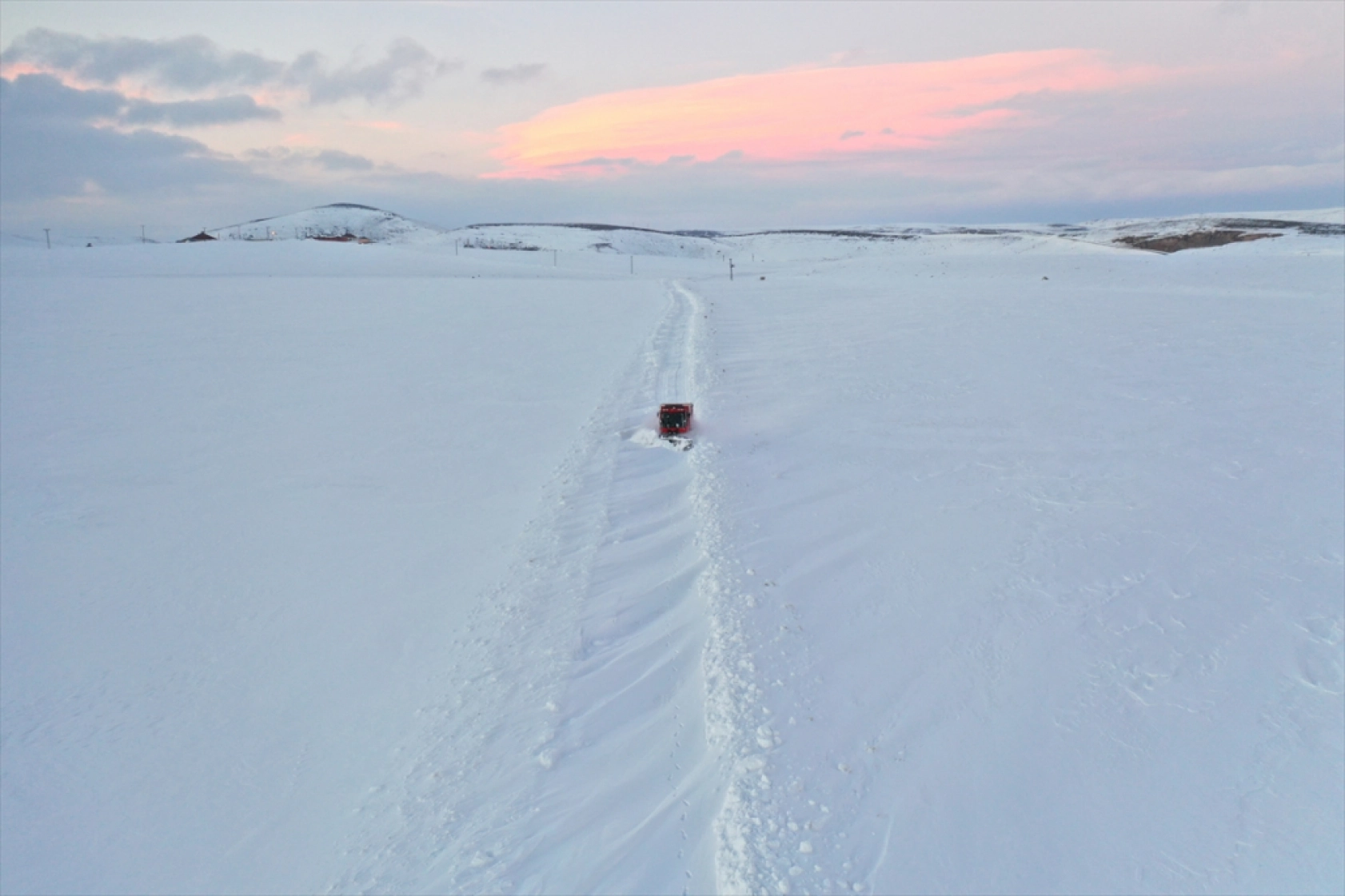 Ağrı'da kardan yolu kapanan mezrada rahatsızlanan kadın 6 saatlik çalışma sonucu hastaneye ulaştırıldı