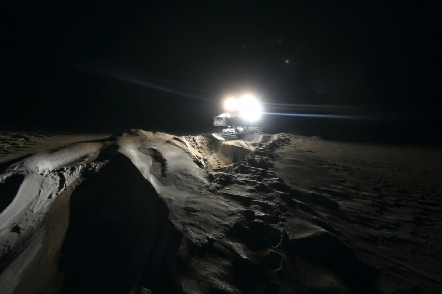 Ağrı'da kardan yolu kapanan mezrada rahatsızlanan kadın 6 saatlik çalışma sonucu hastaneye ulaştırıldı