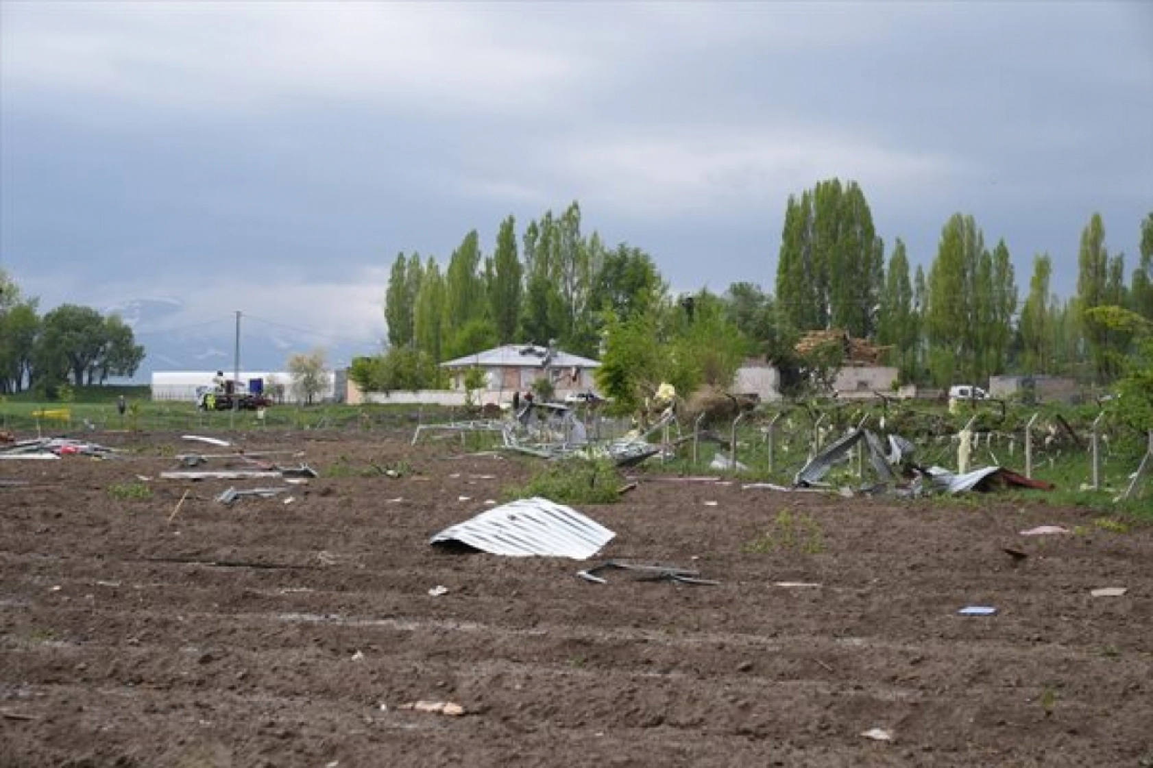 Erzurum'da hortum çatıları uçurdu