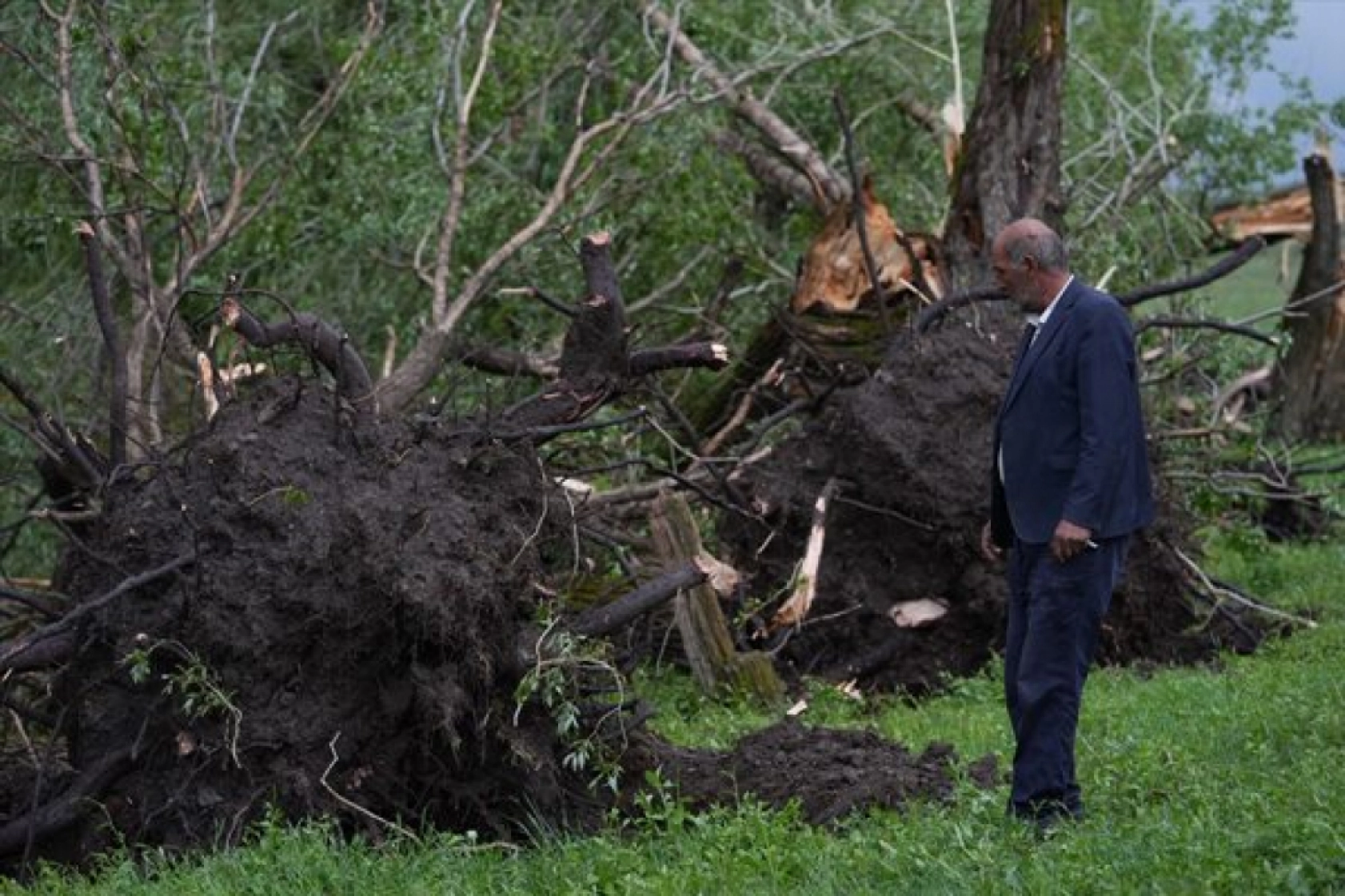 Erzurum'da hortum çatıları uçurdu
