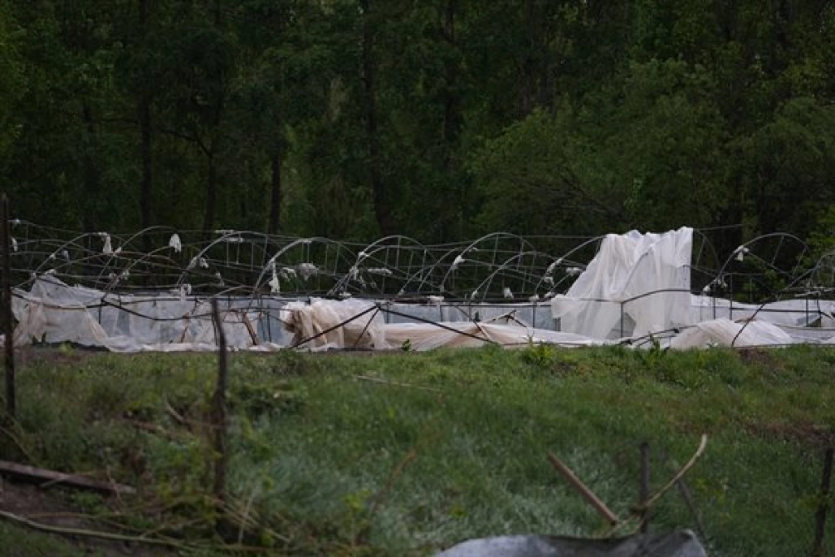 Erzurum'da hortum çatıları uçurdu