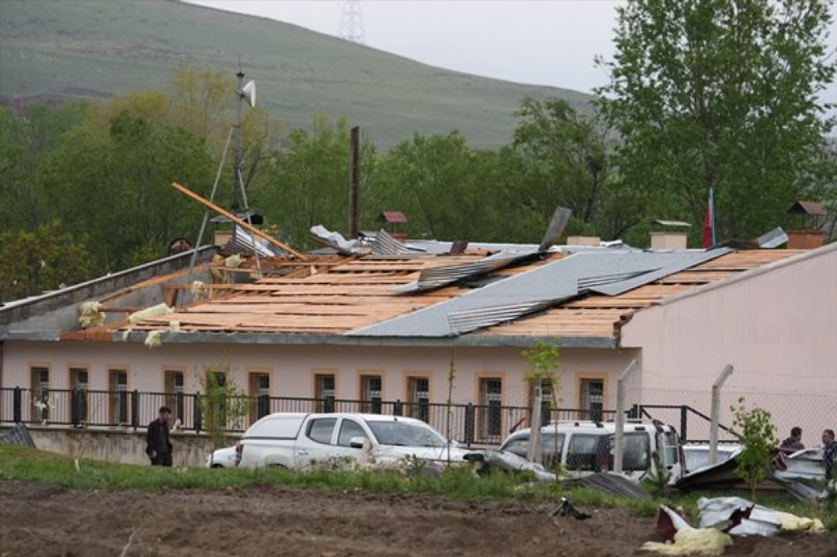 Erzurum'da hortum çatıları uçurdu