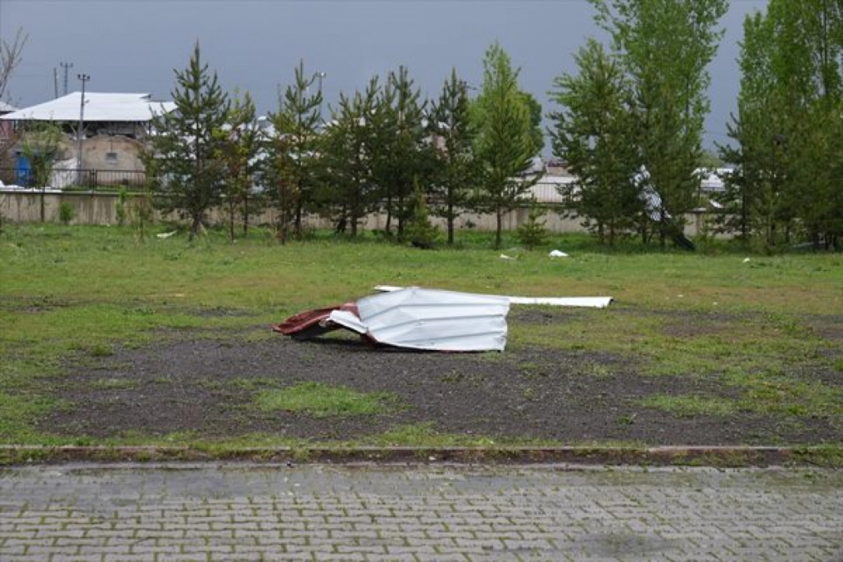 Erzurum'da hortum çatıları uçurdu