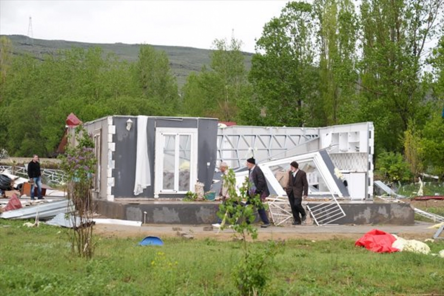 Erzurum'da hortum çatıları uçurdu