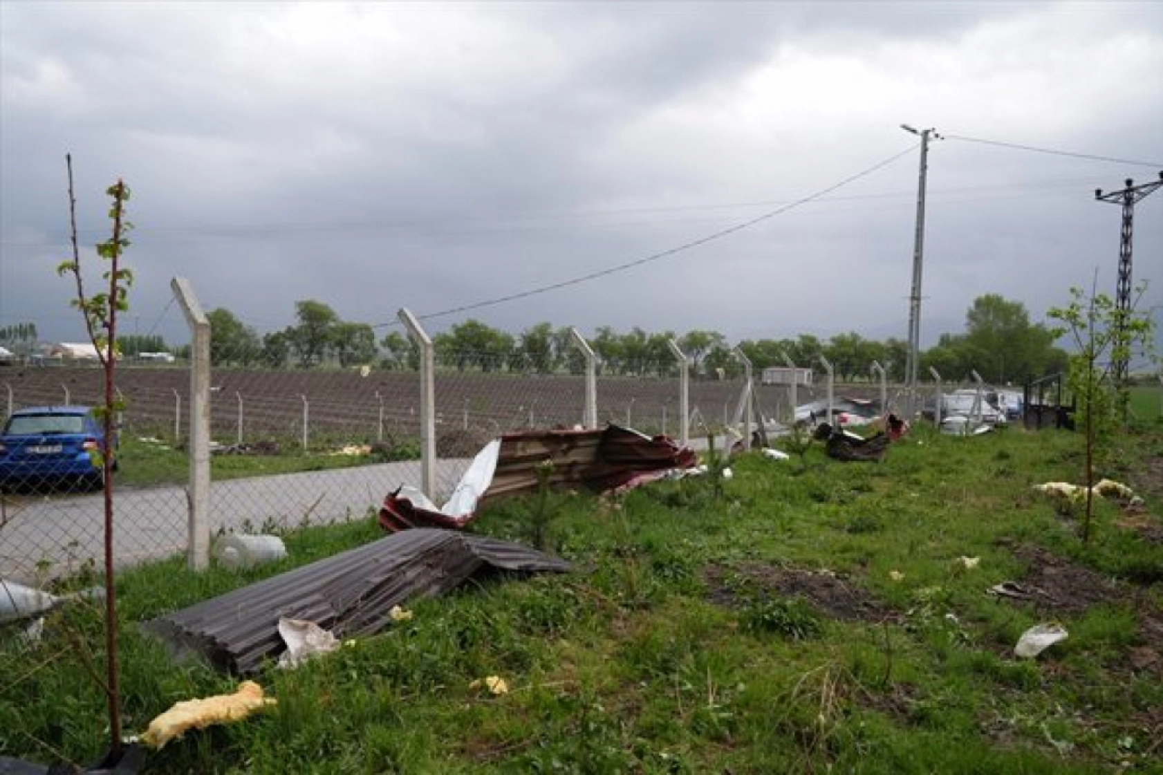 Erzurum'da hortum çatıları uçurdu