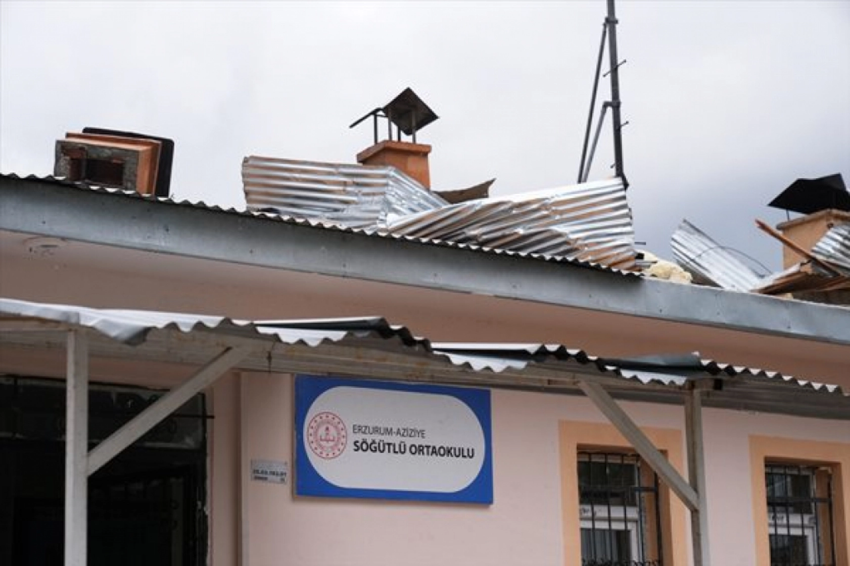 Erzurum'da hortum çatıları uçurdu