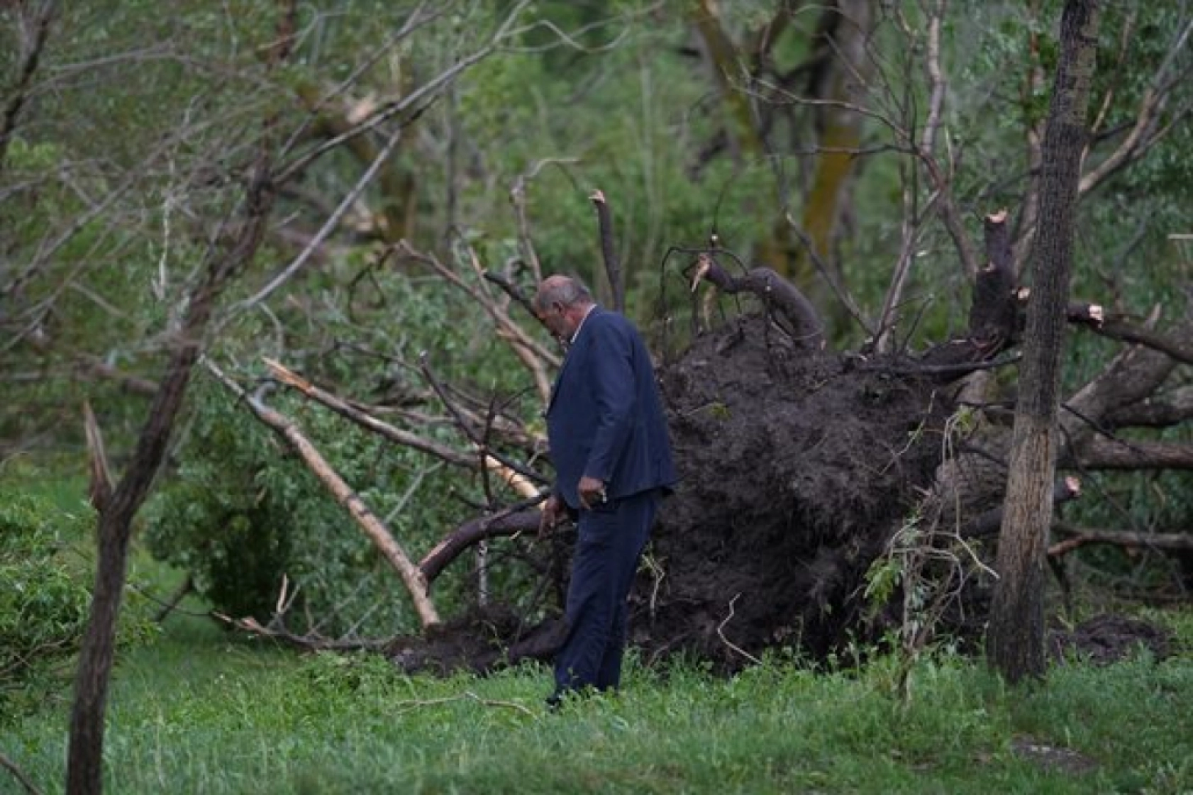 Erzurum'da hortum çatıları uçurdu