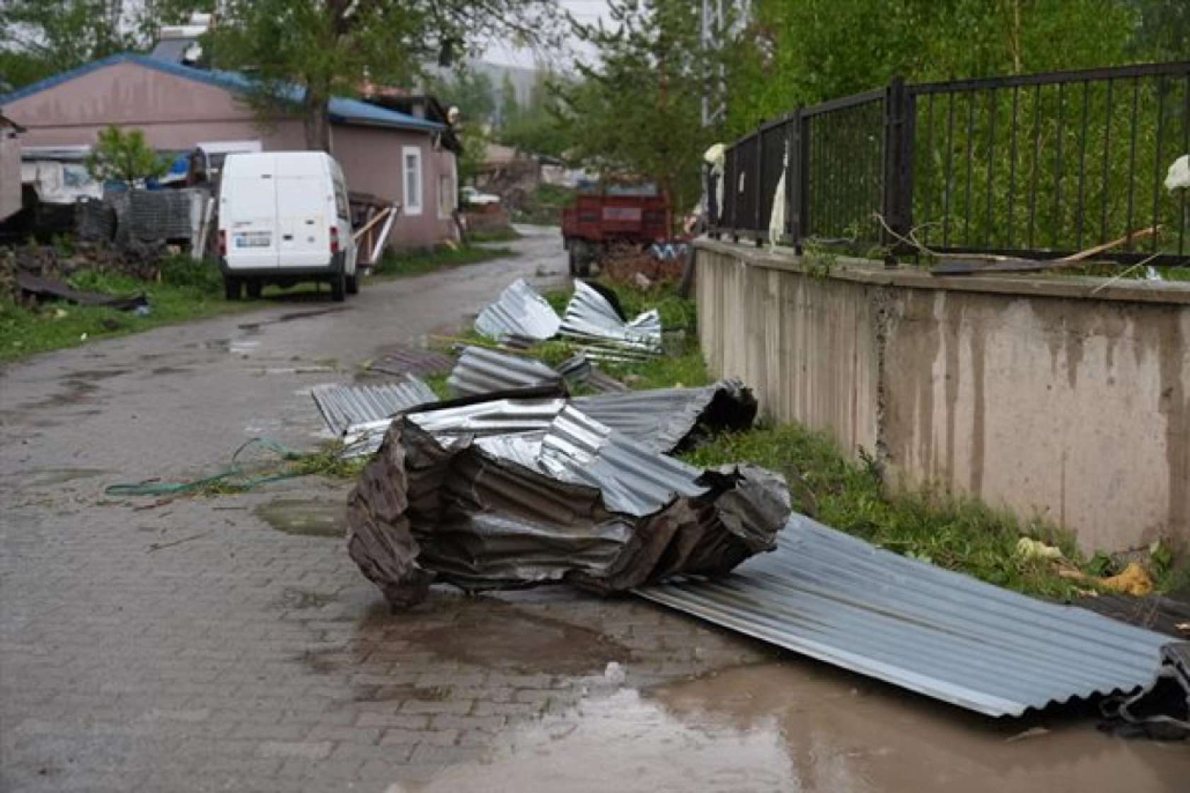 Erzurum'da hortum çatıları uçurdu