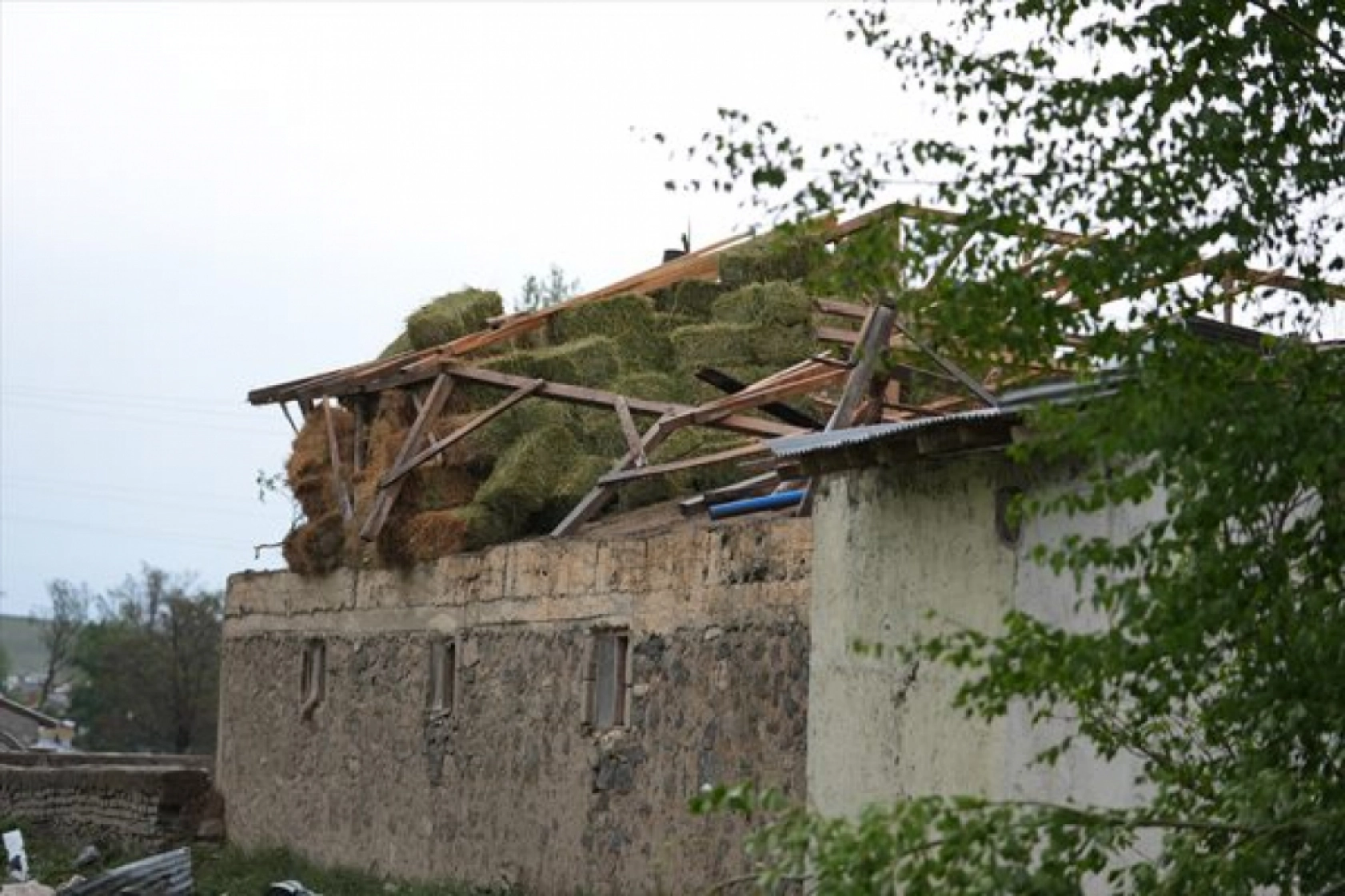 Erzurum'da hortum çatıları uçurdu