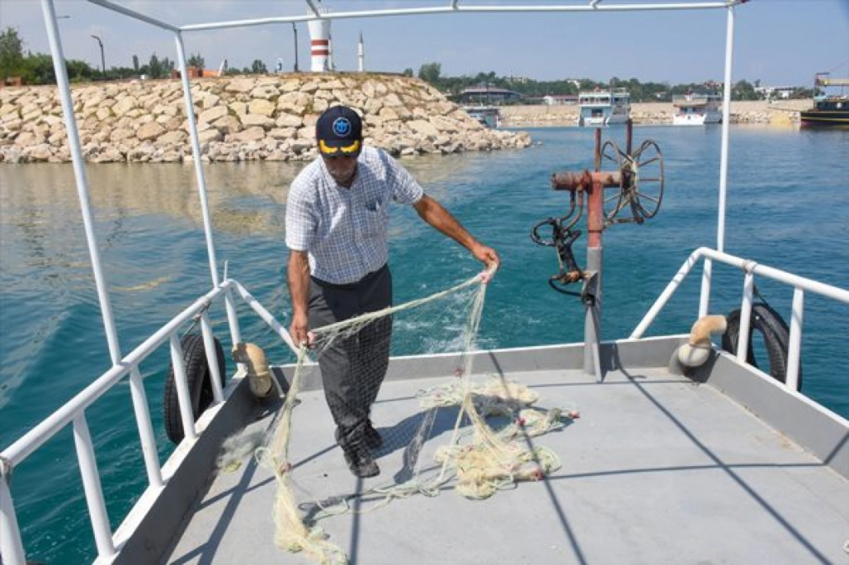 Balıkçılar 'vira bismillah' diyerek Van Gölü'ne ağlarını bıraktı